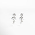 aretes plateados colgantes con diseño floral, detalles femeninos y sofisticados, incrustaciones de zirconias y perla sintética, joyería elegante para ocasiones especiales, accesorios que iluminan cualquier look