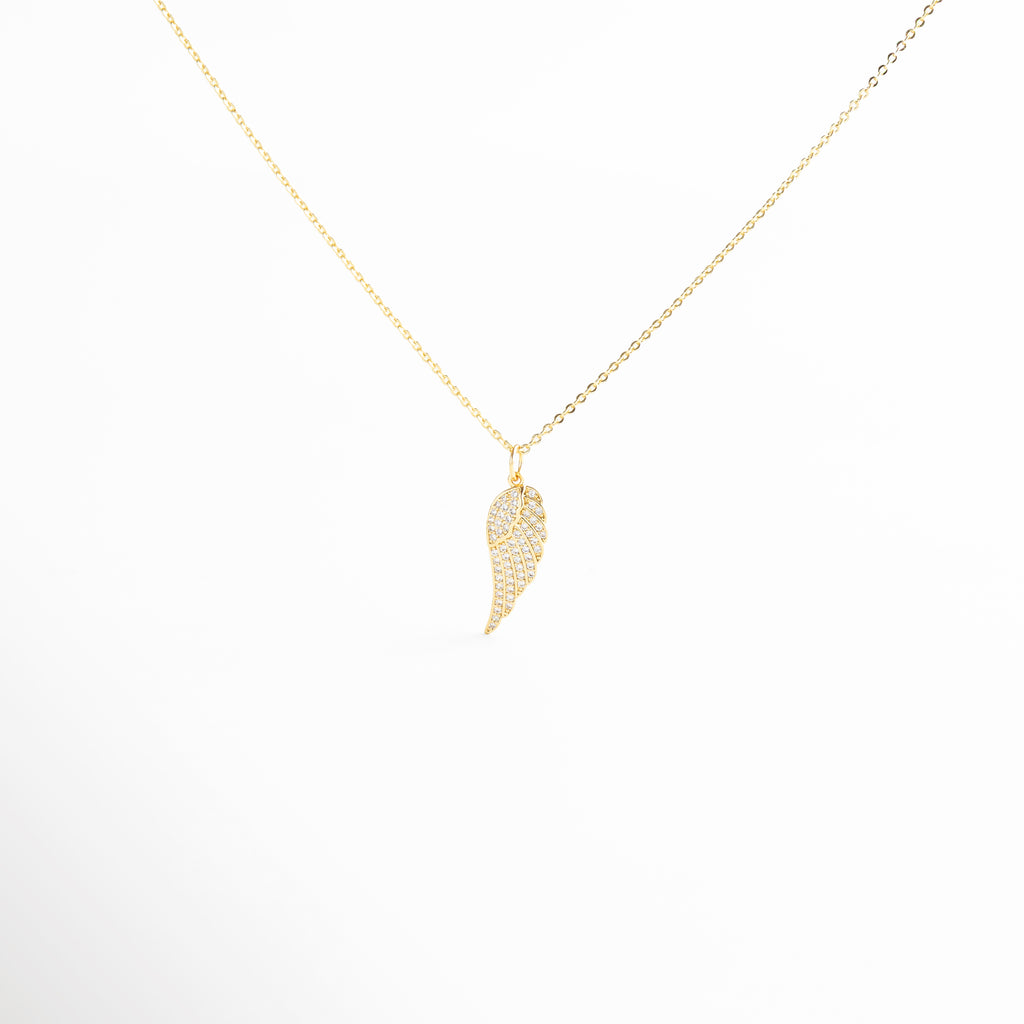 Collar dorado con dije en forma de ala y zirconias, Joyería fina en chapa de oro 14K con brillo elegante, Collar ala dorada diseño estilizado y sofisticado, Accesorio dorado con incrustaciones de zirconias, Collar ala etérea para look elegante y moderno