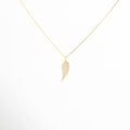 Collar dorado con dije en forma de ala y zirconias, Joyería fina en chapa de oro 14K con brillo elegante, Collar ala dorada diseño estilizado y sofisticado, Accesorio dorado con incrustaciones de zirconias, Collar ala etérea para look elegante y moderno