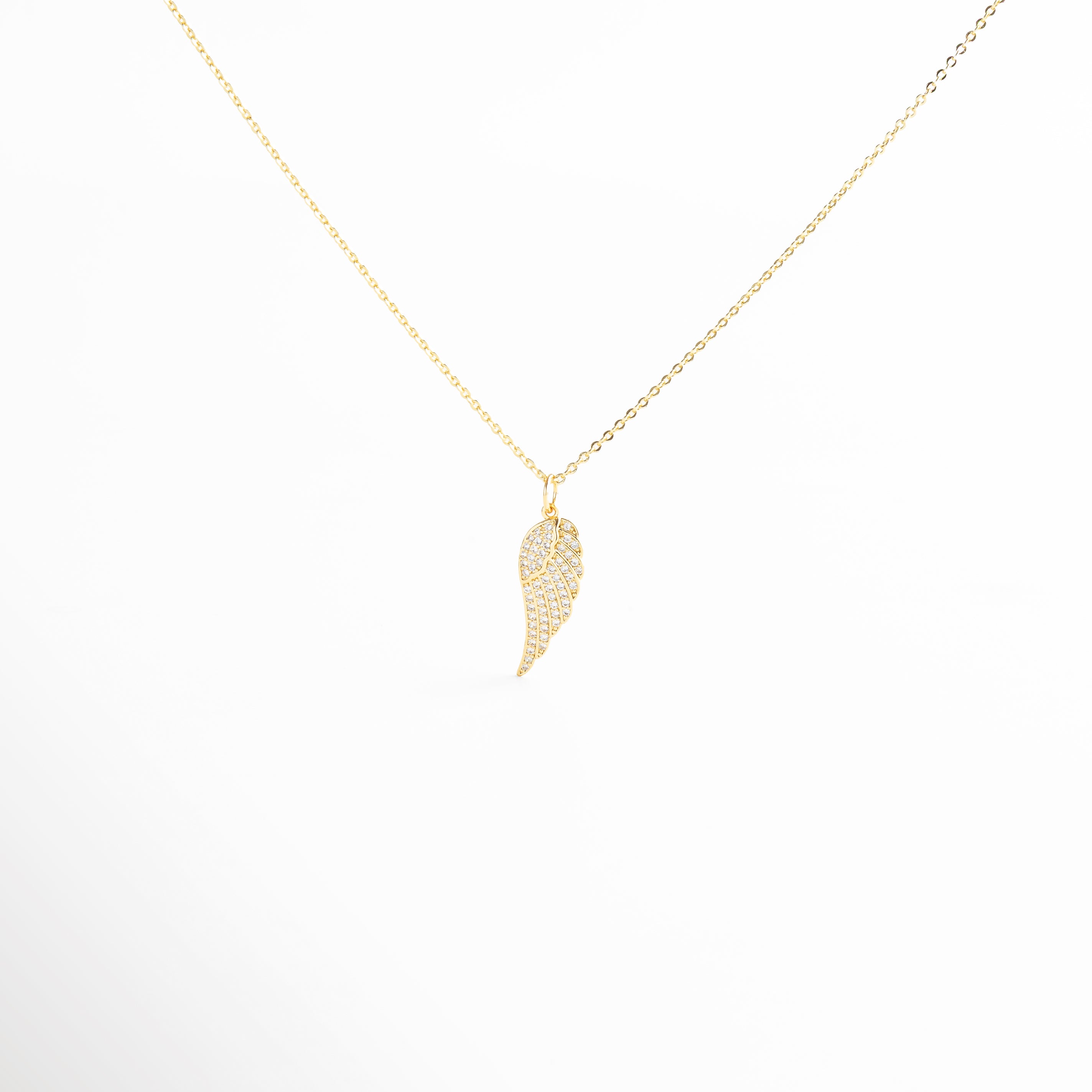 Collar dorado con dije en forma de ala y zirconias, Joyería fina en chapa de oro 14K con brillo elegante, Collar ala dorada diseño estilizado y sofisticado, Accesorio dorado con incrustaciones de zirconias, Collar ala etérea para look elegante y moderno
