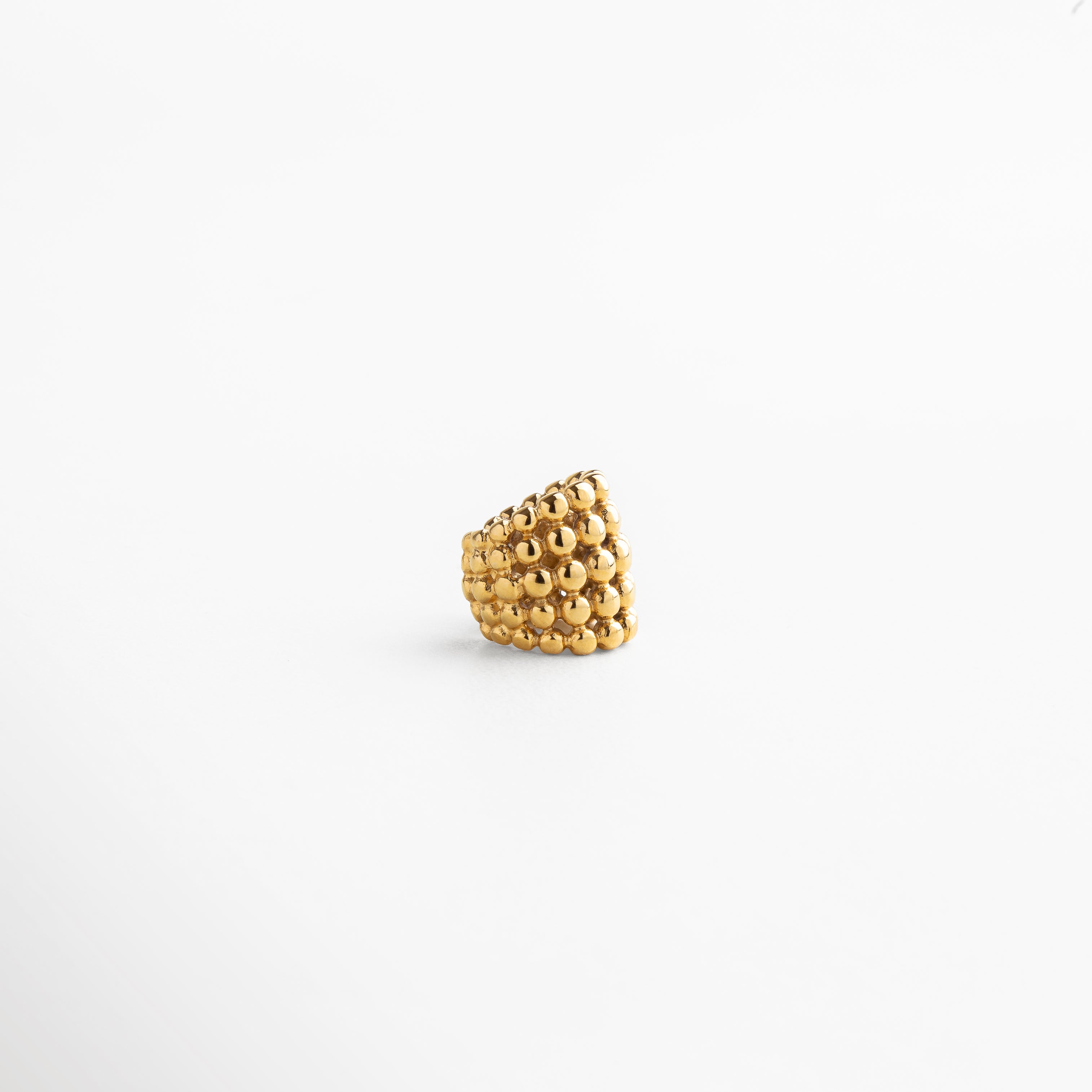 Detalle de cadena de bolitas en ear cuff macramé, textura fina y acabado brillante que realza la pieza, joyería versátil y con carácter para estilos actuales