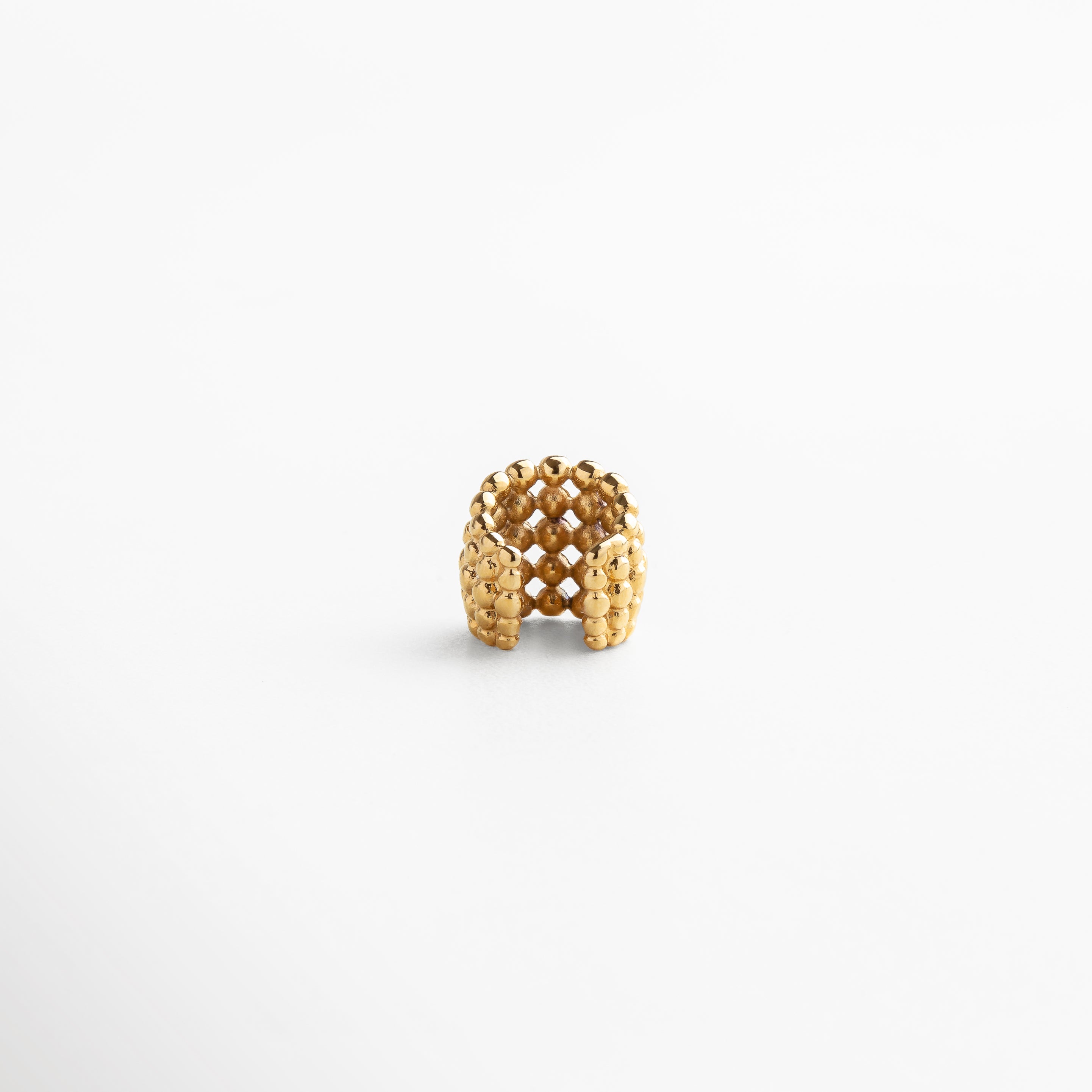 Diseño abierto y ajustable en ear cuff macramé, comodidad y sujeción segura, joyería moderna y funcional que complementa cualquier outfit