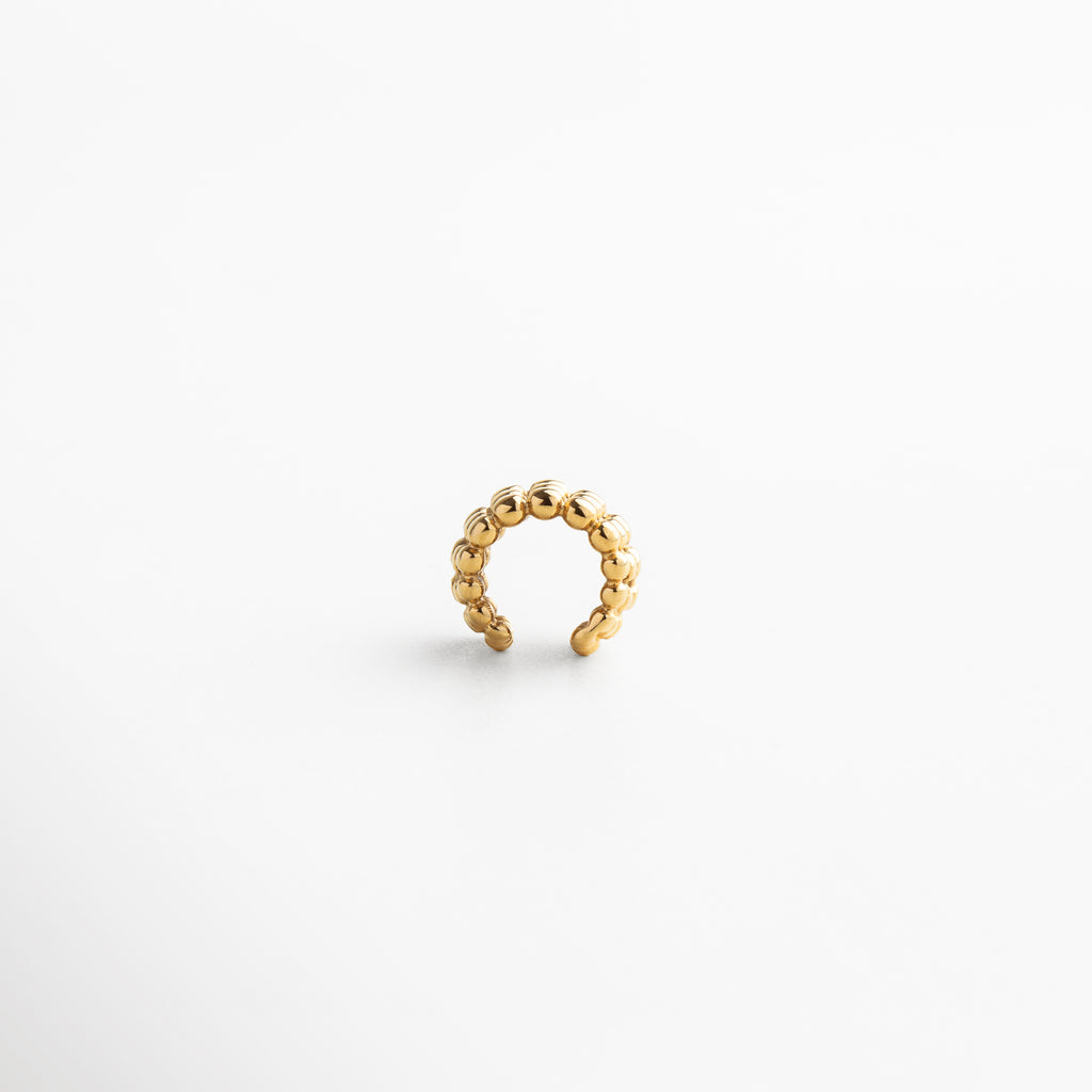 Ear cuff macramé con diámetro aproximado de 1.7 cm y ancho de 0.6 cm, escala para referencia de tamaño, accesorio contemporáneo y versátil para uso diario o eventos
