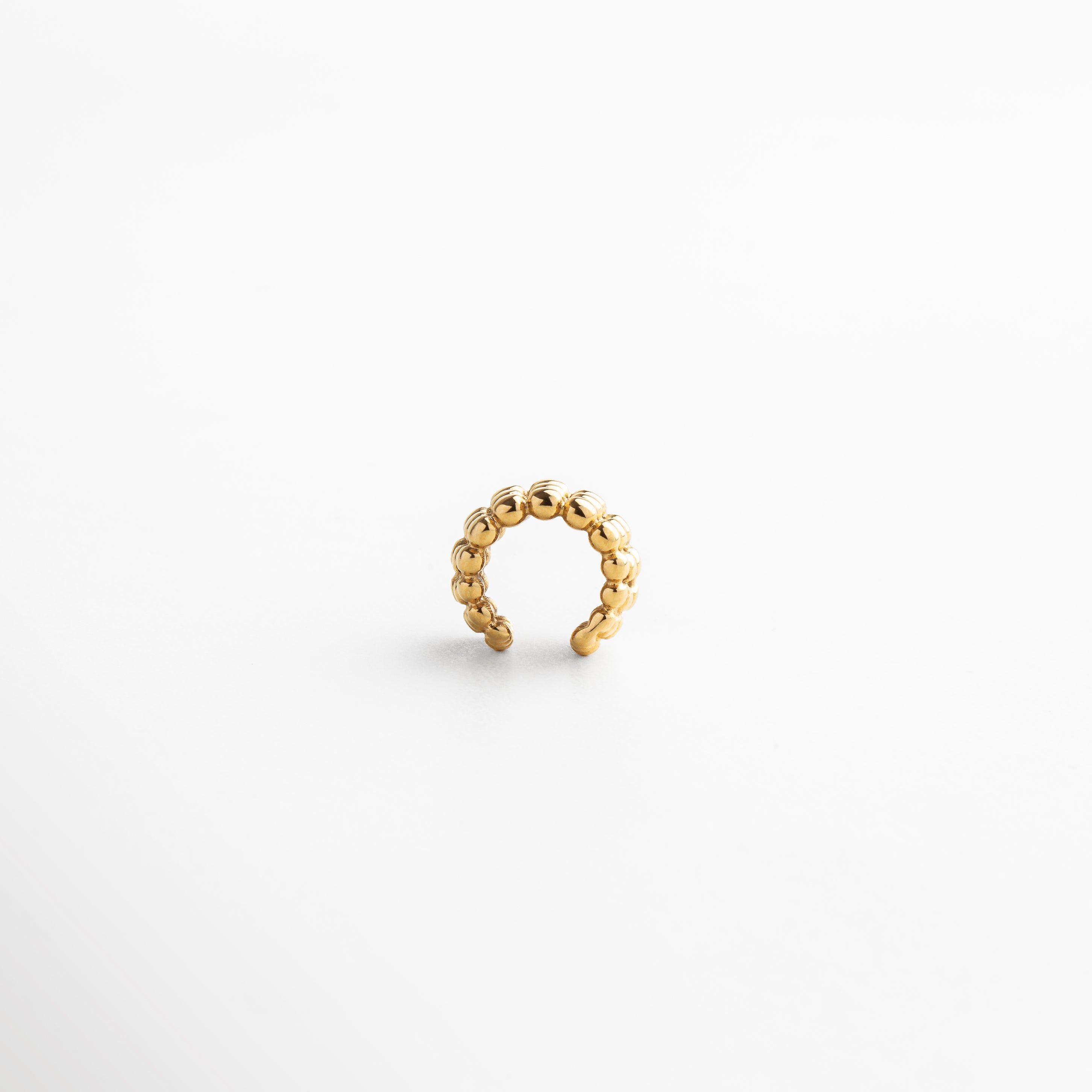 Ear cuff macramé con diámetro aproximado de 1.7 cm y ancho de 0.6 cm, escala para referencia de tamaño, accesorio contemporáneo y versátil para uso diario o eventos