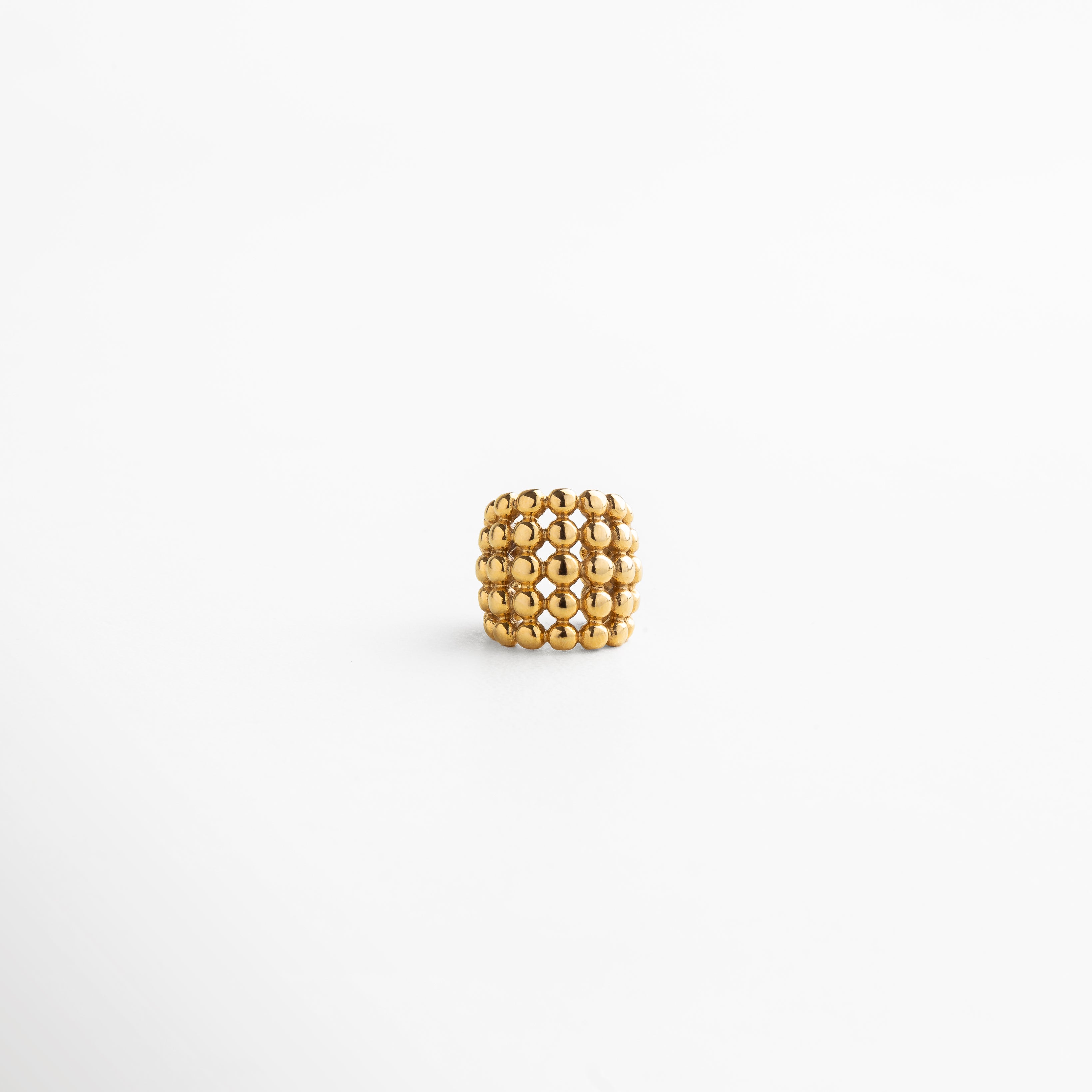 Ear cuff macramé con cadena de bolitas pulidas, diseño contemporáneo y sofisticado, accesorio moderno que aporta un toque atrevido y elegante para cualquier look