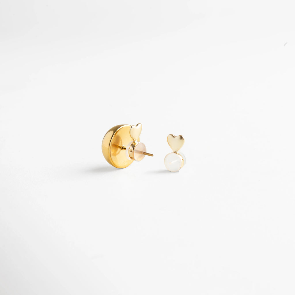 Gomitas elevadoras en tono dorado con acabado brillante, diseño ergonómico y discreto que se adapta fácilmente a cualquier tipo de arete, perfectas para un ajuste cómodo y seguro durante todo el día
