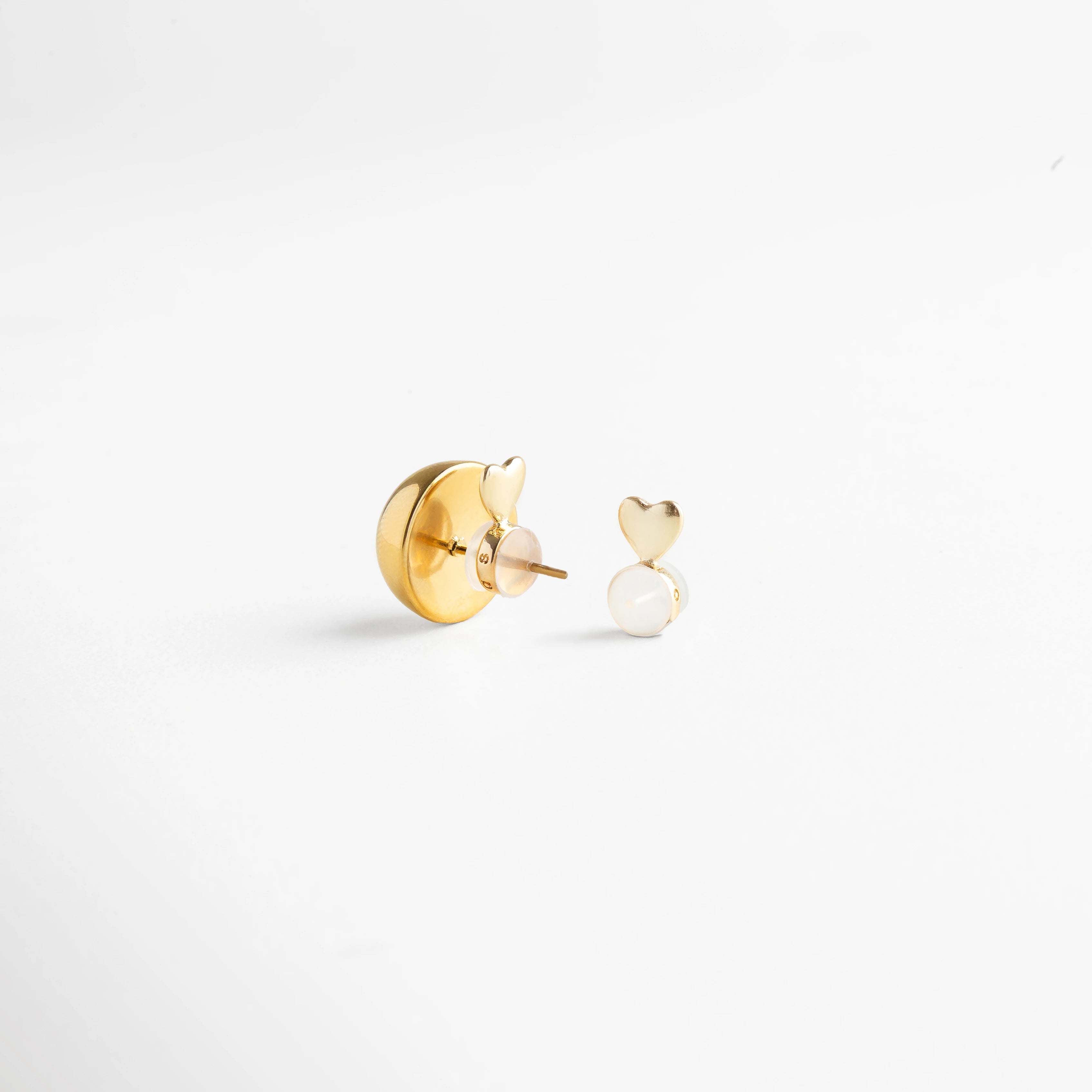 Gomitas elevadoras en tono dorado con acabado brillante, diseño ergonómico y discreto que se adapta fácilmente a cualquier tipo de arete, perfectas para un ajuste cómodo y seguro durante todo el día
