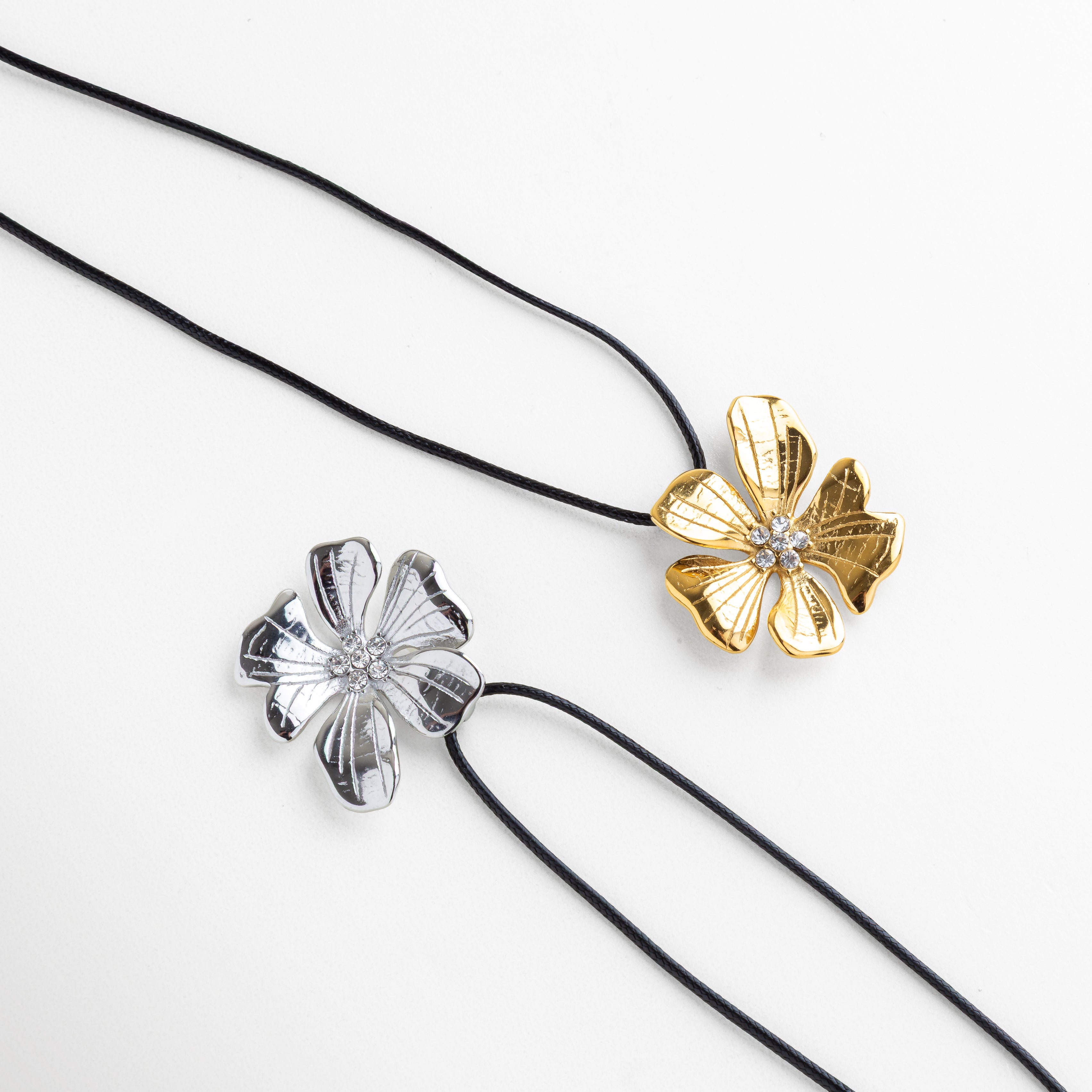 Collar dorado con flor de pétalos amplios y acabado brillante, cordón largo ajustable de estilo moderno, ideal para quienes buscan un accesorio delicado, femenino y lleno de luz