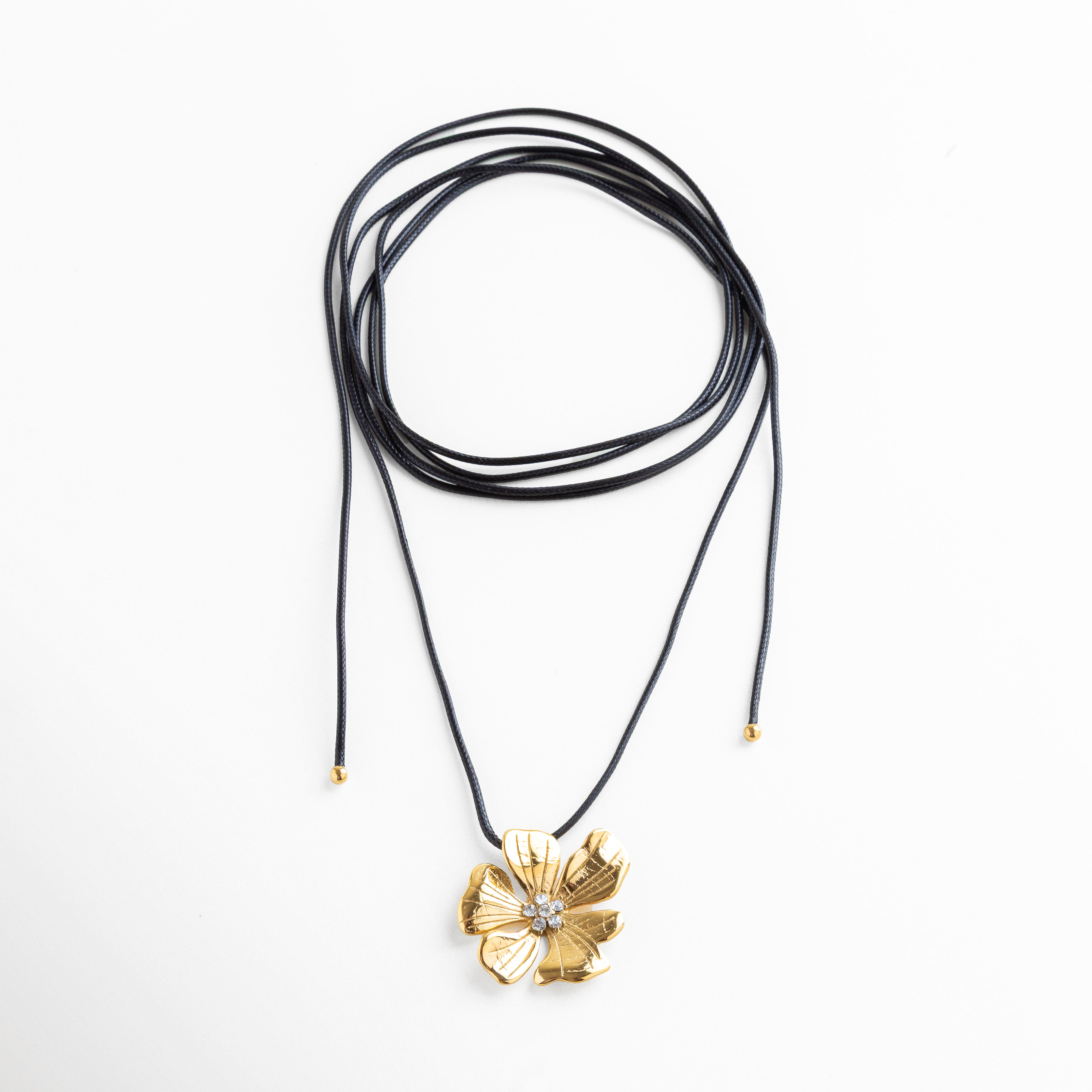 Collares con dije de flor dorada y plateada, combinación elegante y versátil con cordón negro, diseño brillante con detalles de zirconias, perfectos para compartir, combinar o regalar