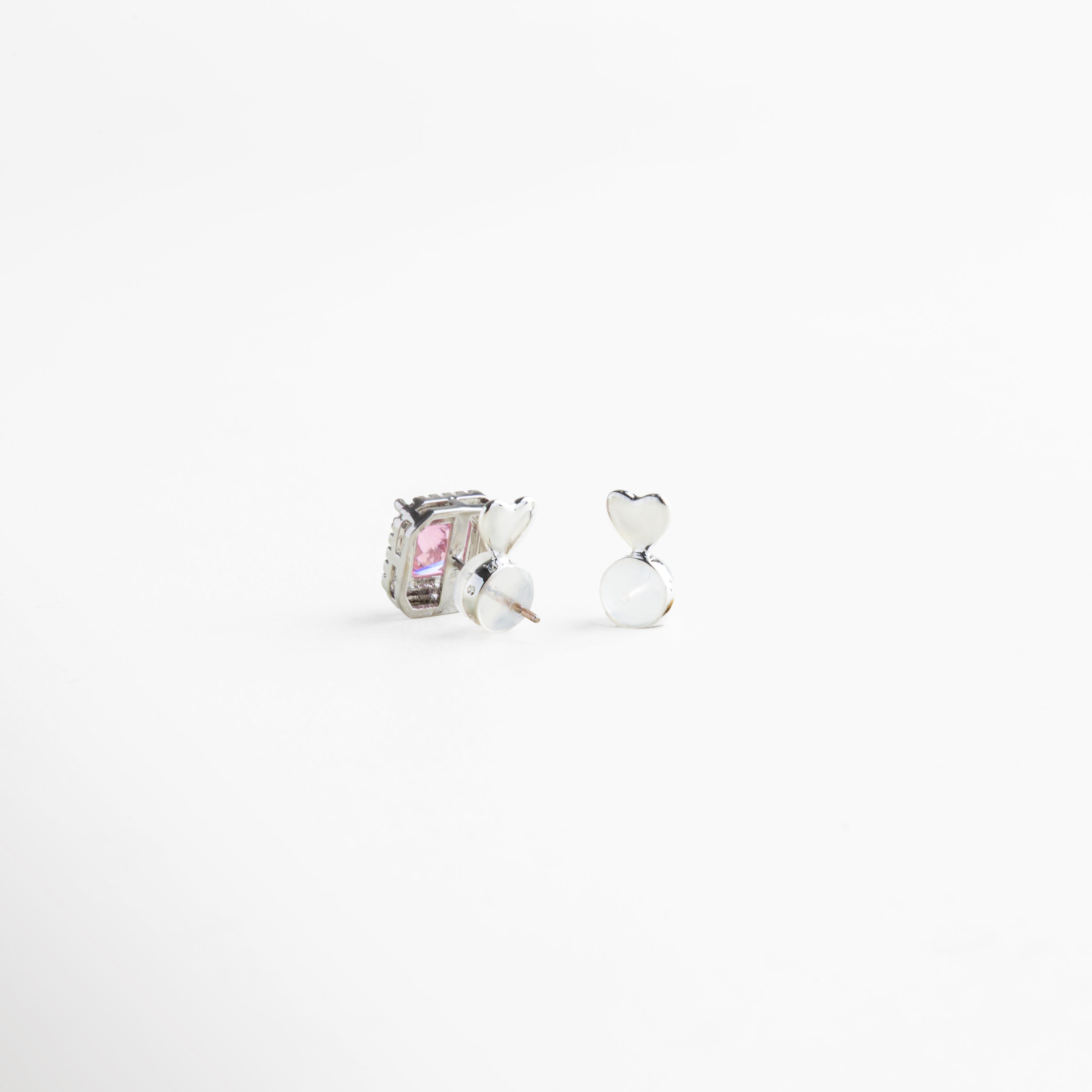 Gomitas elevadoras de oreja en tono plateado con detalle brillante, diseño ergonómico y moderno que se adapta fácilmente a cualquier tipo de arete, perfectas para un ajuste cómodo y seguro durante todo el día