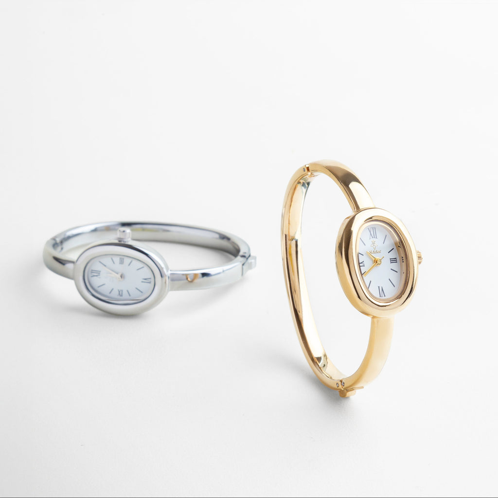 Vista lateral del Reloj Braccialetto plateado, con perfil delgado y diseño tipo brazalete rígido. Reloj plateado tipo brazalete visto de perfil, con vitrina pequeña y estructura curvada en acero. Perfil del Reloj Braccialetto en tono plateado, ideal para estilos modernos y discretos. Detalle lateral del reloj tipo brazalete en acabado plateado, con diseño elegante y estructura delgada. Reloj Braccialetto plateado visto de lado, destacando su sencillez y sofisticación contemporánea.