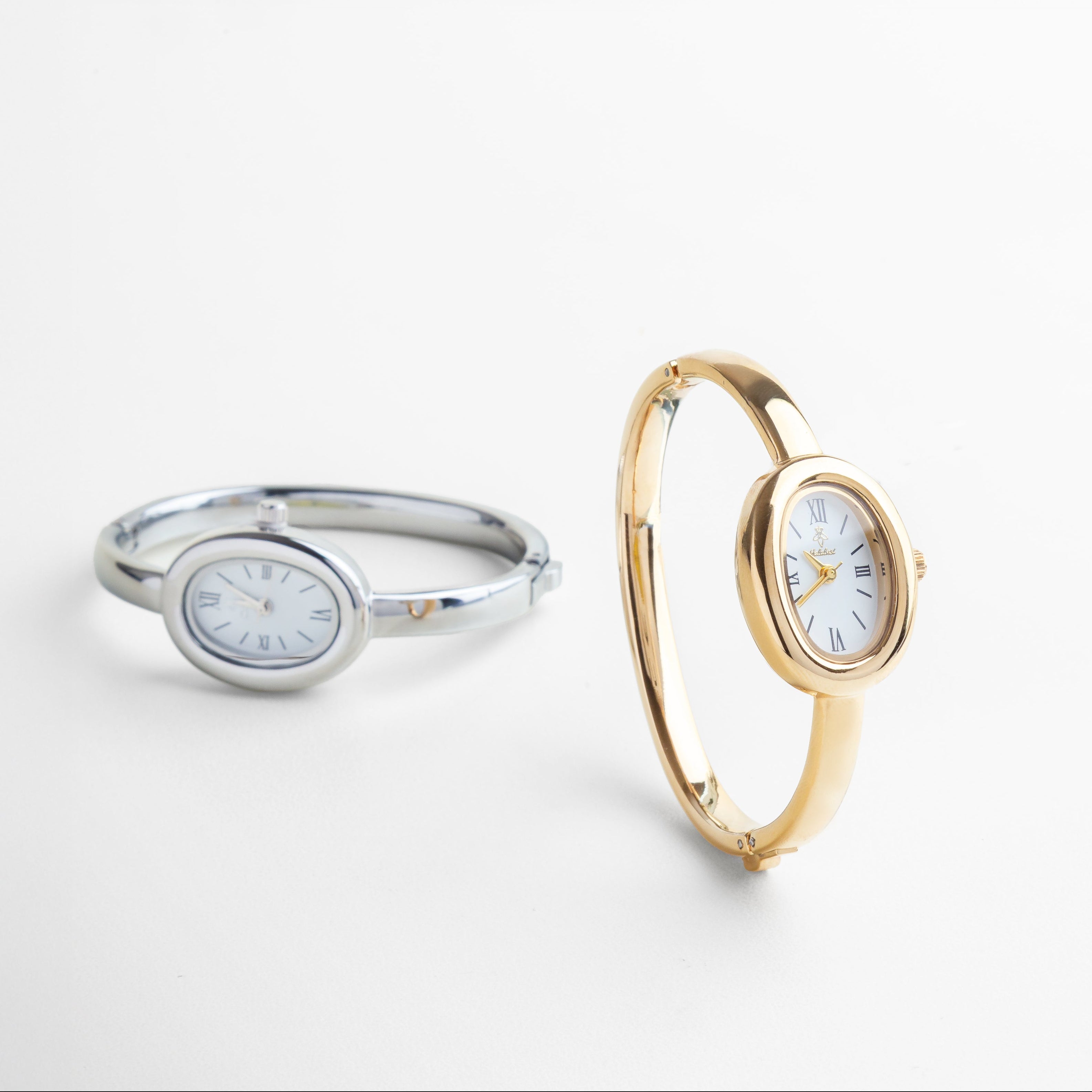 Vista lateral del Reloj Braccialetto plateado, con perfil delgado y diseño tipo brazalete rígido. Reloj plateado tipo brazalete visto de perfil, con vitrina pequeña y estructura curvada en acero. Perfil del Reloj Braccialetto en tono plateado, ideal para estilos modernos y discretos. Detalle lateral del reloj tipo brazalete en acabado plateado, con diseño elegante y estructura delgada. Reloj Braccialetto plateado visto de lado, destacando su sencillez y sofisticación contemporánea.