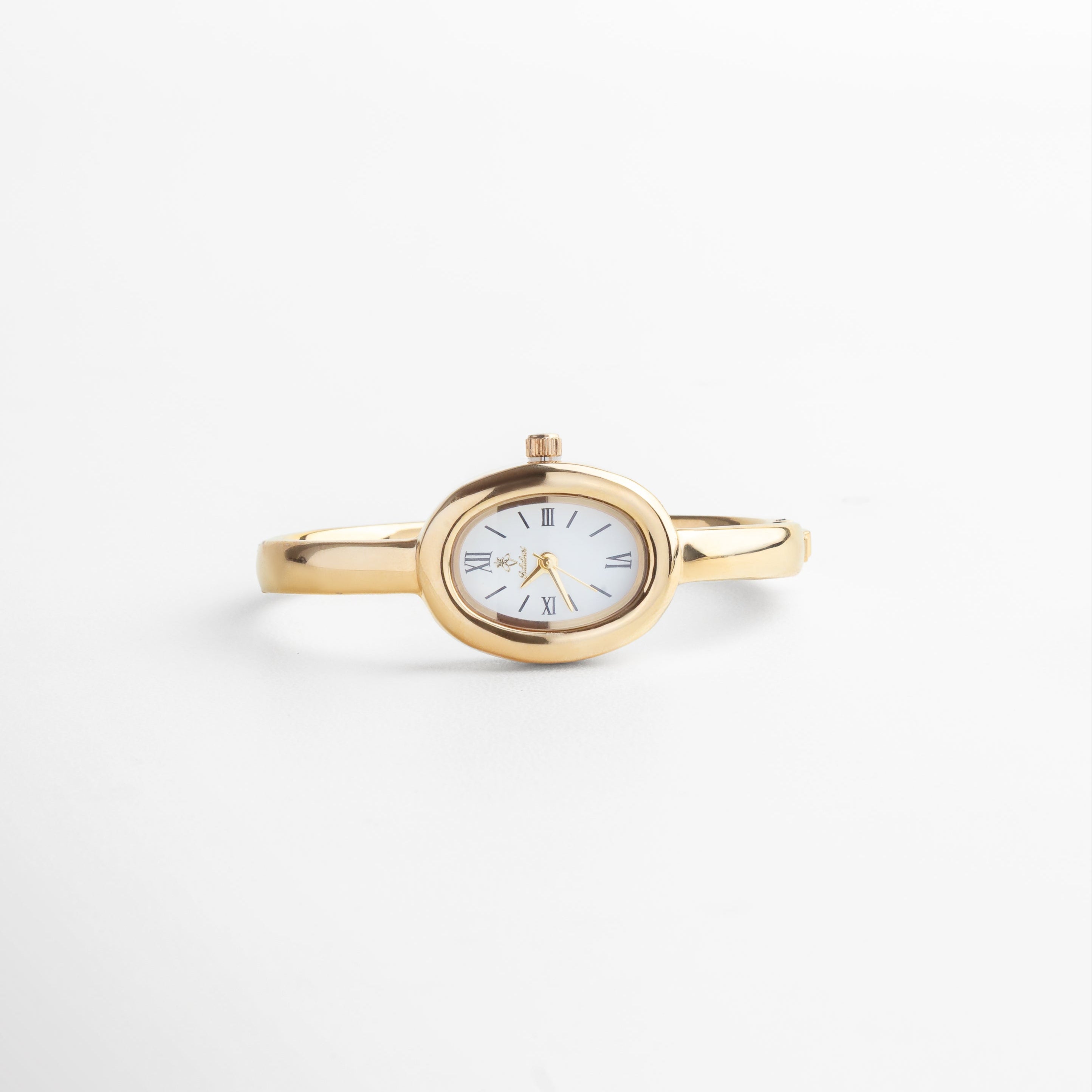 Reloj Braccialetto dorado visto de lado, mostrando su perfil delgado y diseño curvo tipo pulsera rígida. Detalle lateral del reloj dorado tipo brazalete, con estructura de 0.3 cm de ancho y vitrina de 2 cm. Vista lateral del Reloj Braccialetto en acabado dorado, ideal para un look minimalista y elegante.
Reloj dorado de acero inoxidable visto de perfil, con forma pulida y estructura tipo joya. Perfil del Reloj Braccialetto dorado, destacando su delicadeza y sofisticación en un diseño sencill 