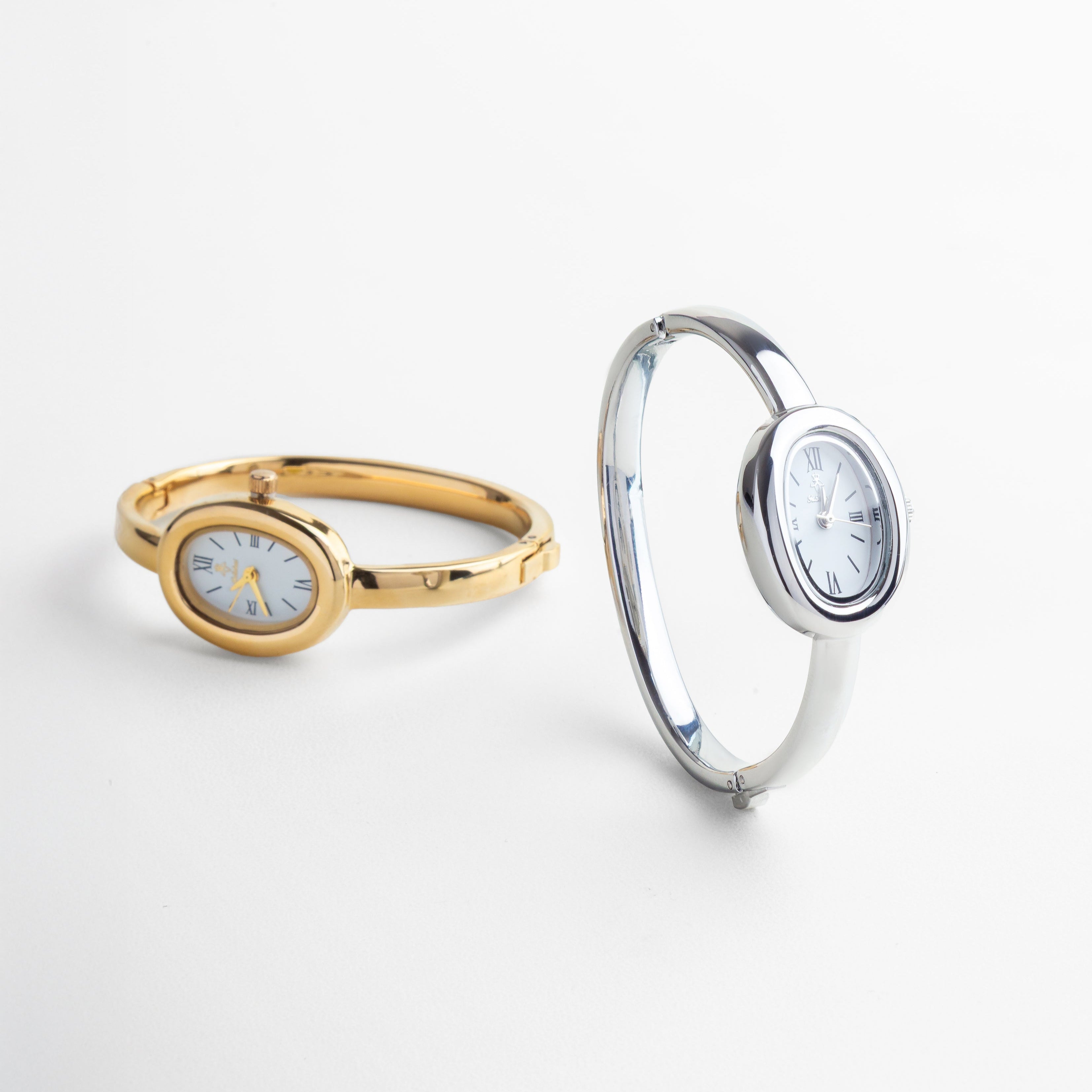 Reloj Braccialetto plateado visto de lado, con perfil delgado y diseño tipo brazalete cerrado. Vista lateral del reloj con estructura curva de 0.3 cm y caja pequeña en tono metálico plateado. Perfil del Reloj Braccialetto plateado, destacando su diseño simple y elegante en acero pulido. Detalle lateral del reloj tipo brazalete, ideal para complementar un look moderno y sobrio. Reloj Braccialetto en acabado plateado visto desde el perfil, resaltando su ligereza y estilo contemporáneo.