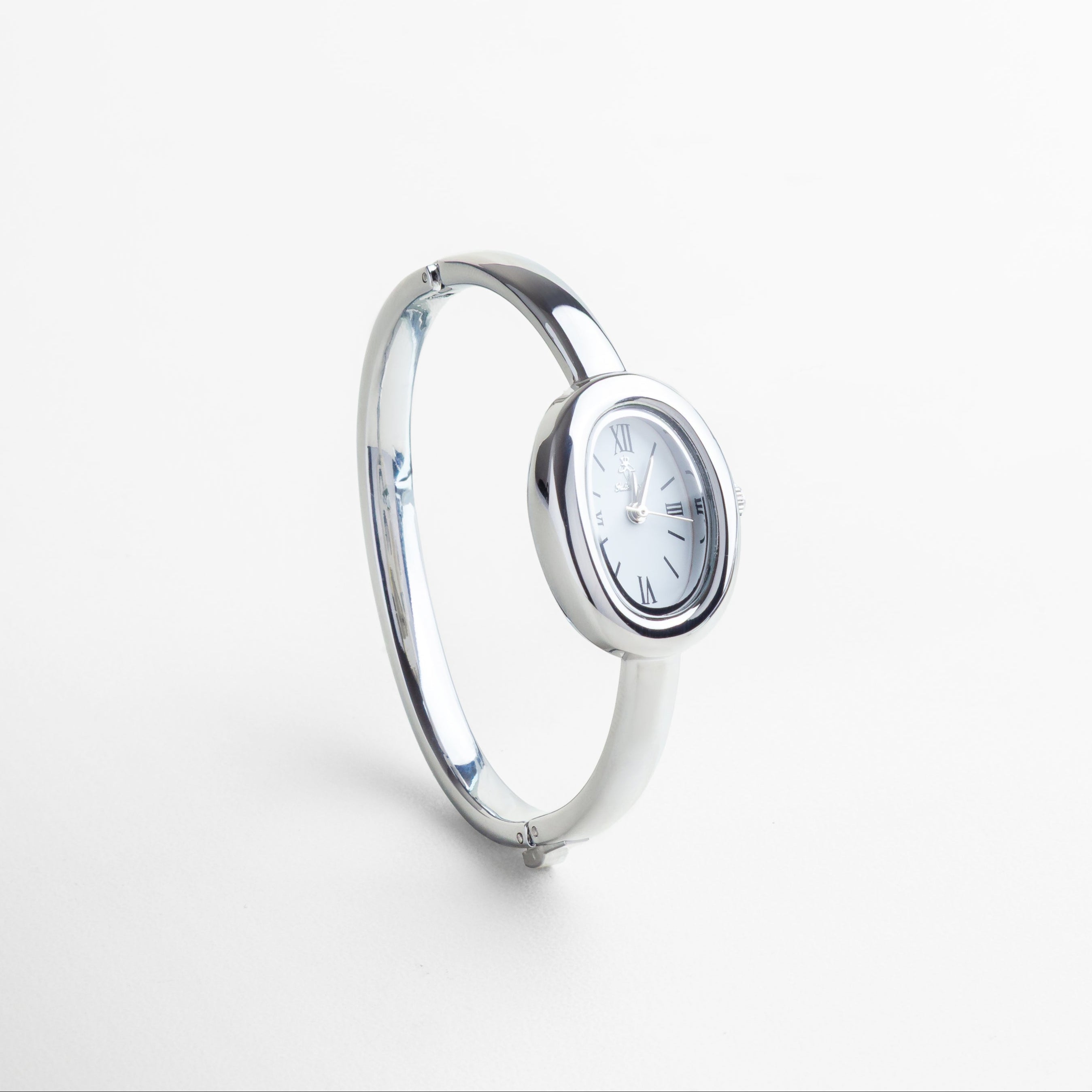 Reloj Braccialetto plateado visto desde el frente, con diseño tipo brazalete y caja circular de 2 cm. Vista frontal del reloj plateado minimalista con estructura rígida y acabado brillante en acero inoxidable. Primer plano del Reloj Braccialetto en tono plateado, con vitrina sencilla y forma curva elegante. Reloj tipo brazalete en acero plateado visto de frente, ideal para un look sobrio y sofisticado. Reloj Braccialetto plateado con diseño atemporal y caja central redonda, capturado desde e