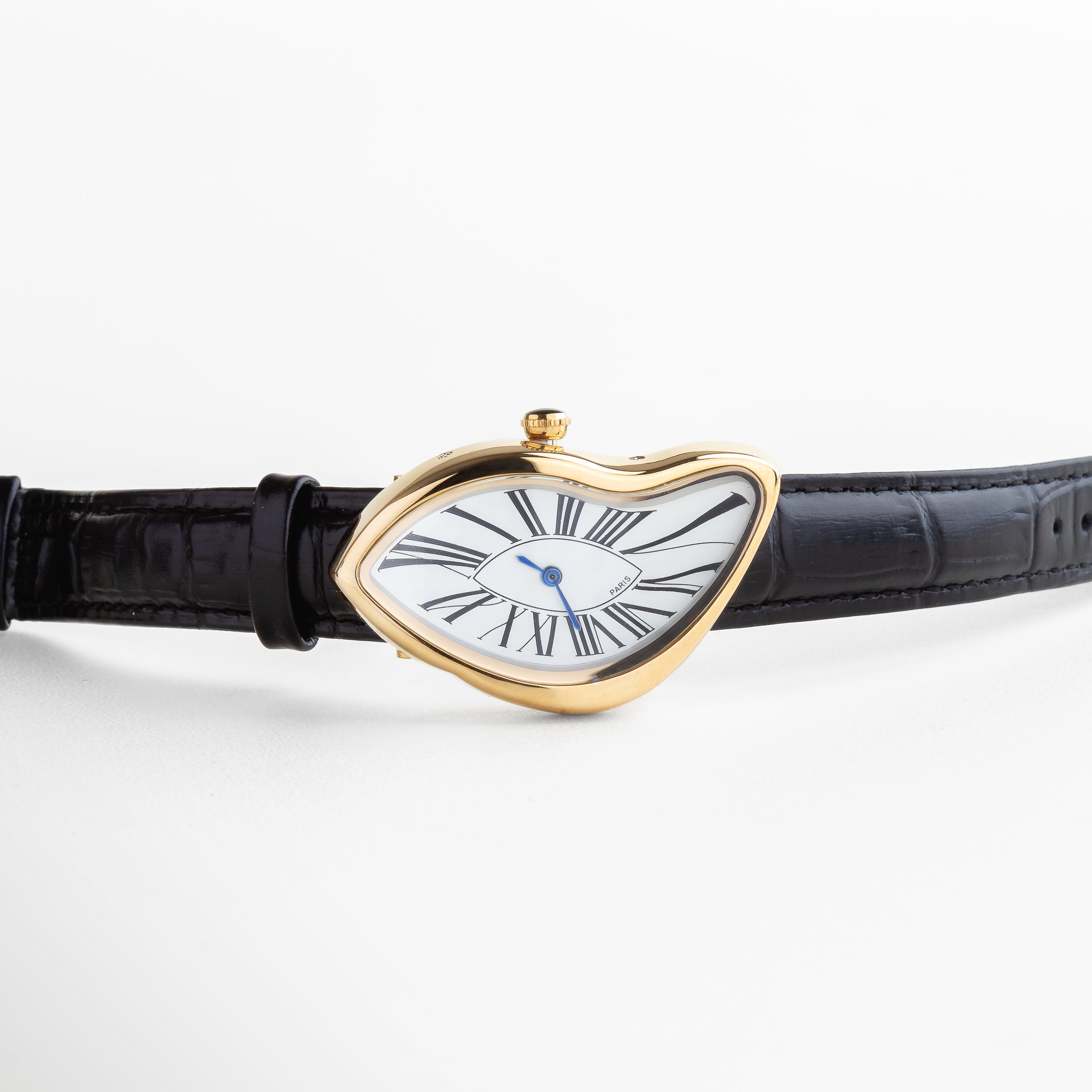 Close-up del dial del Reloj Astratto, con números romanos y acabado dorado brillante en el marco. Detalle de la esfera del reloj con diseño artístico, resaltando su carátula amplia y estilo clásico renovado. Zoom a la vitrina de 5 cm del reloj Astratto, con tipografía romana y acabado en acero con chapa de oro.
Primer plano del mecanismo con movimiento de cuarzo, enmarcado por la estructura dorada y elegante. Detalle del centro del reloj Astratto, fusión de lo tradicional y lo creativo en un