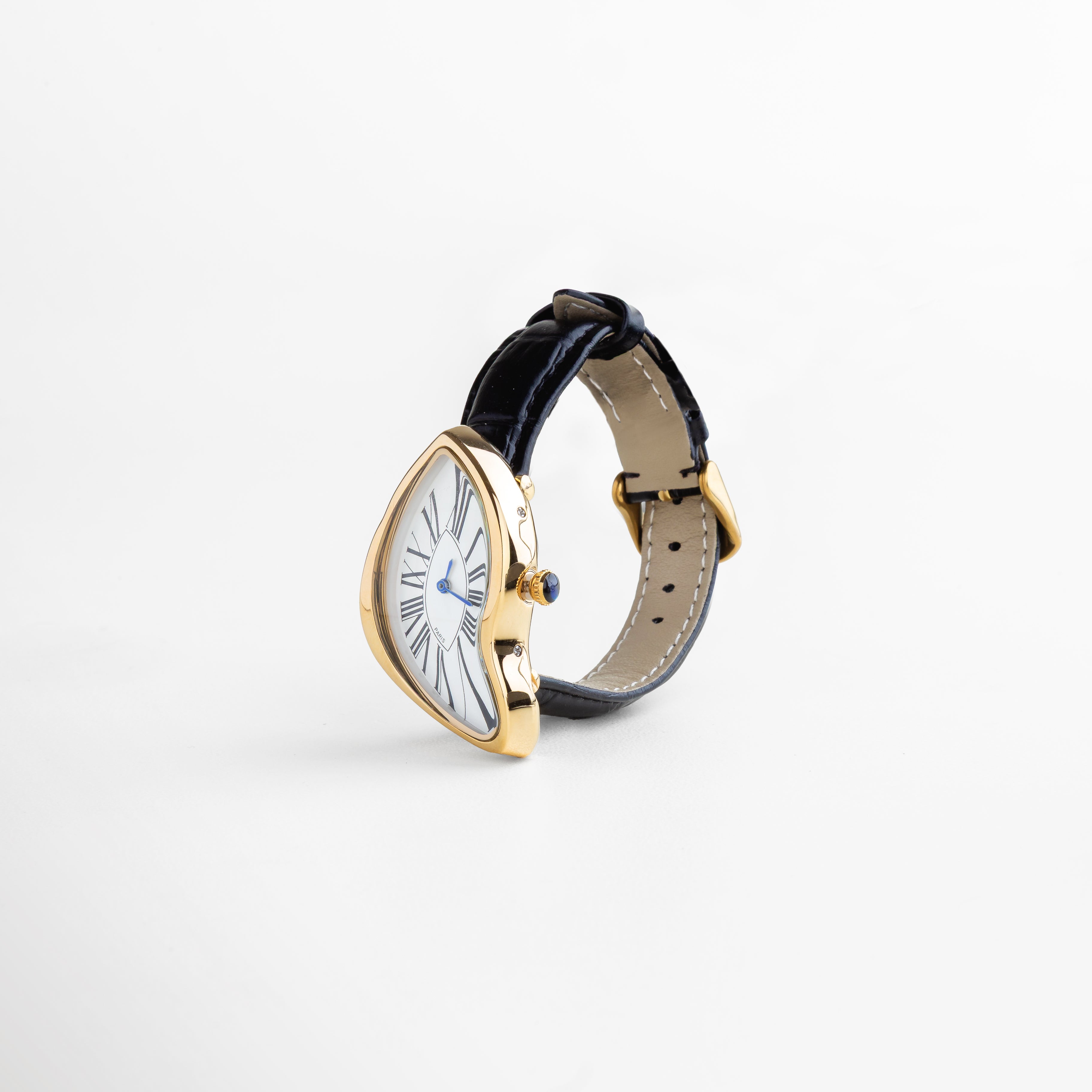 Close-up del dial del Reloj Astratto, con números romanos y acabado dorado brillante en el marco. Detalle de la esfera del reloj con diseño artístico, resaltando su carátula amplia y estilo clásico renovado. Zoom a la vitrina de 5 cm del reloj Astratto, con tipografía romana y acabado en acero con chapa de oro.
Primer plano del mecanismo con movimiento de cuarzo, enmarcado por la estructura dorada y elegante. Detalle del centro del reloj Astratto, fusión de lo tradicional y lo creativo en un