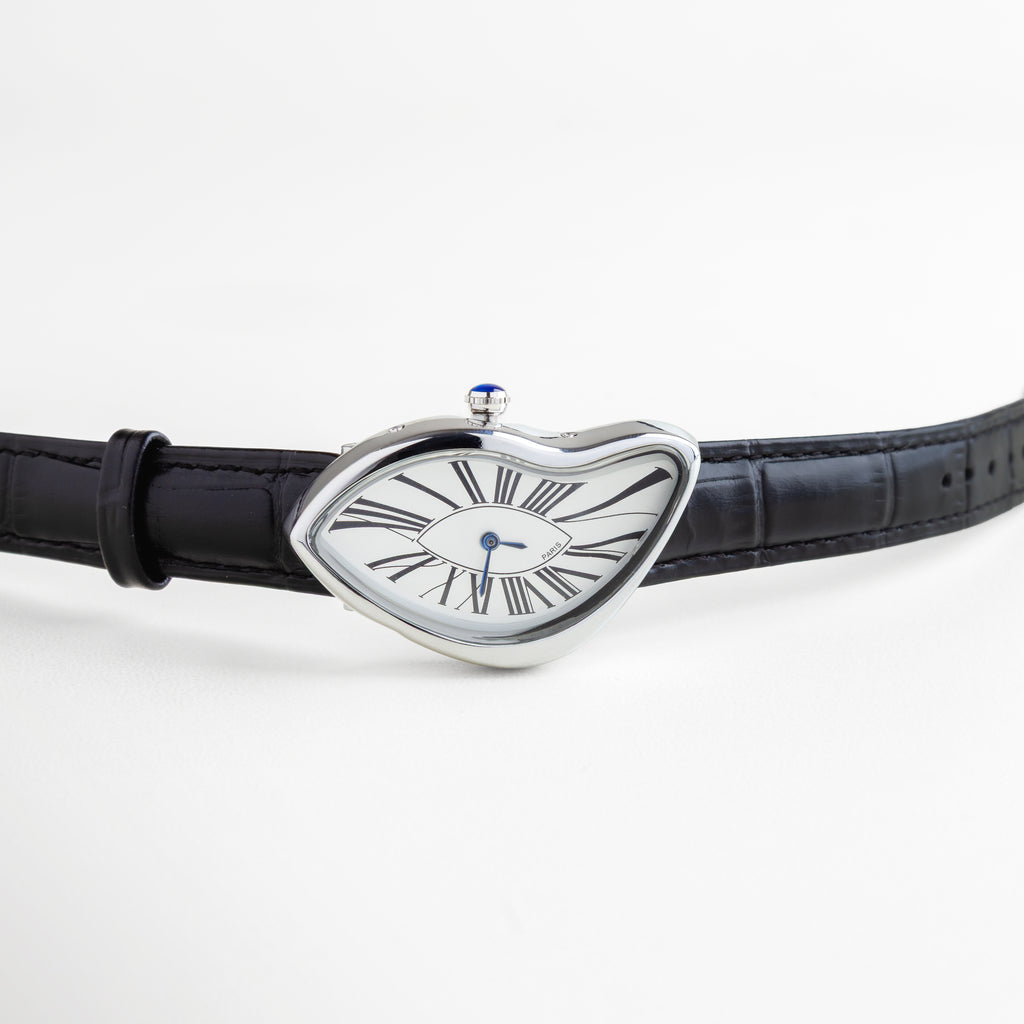 Reloj de movimiento cuarzo con caja de titanio bañada en oro 18K, dial blanco con números romanos y diseño curvado inspirado en el arte surrealista, correa de piel sintética negra ajustable, accesorio contemporáneo y elegante.