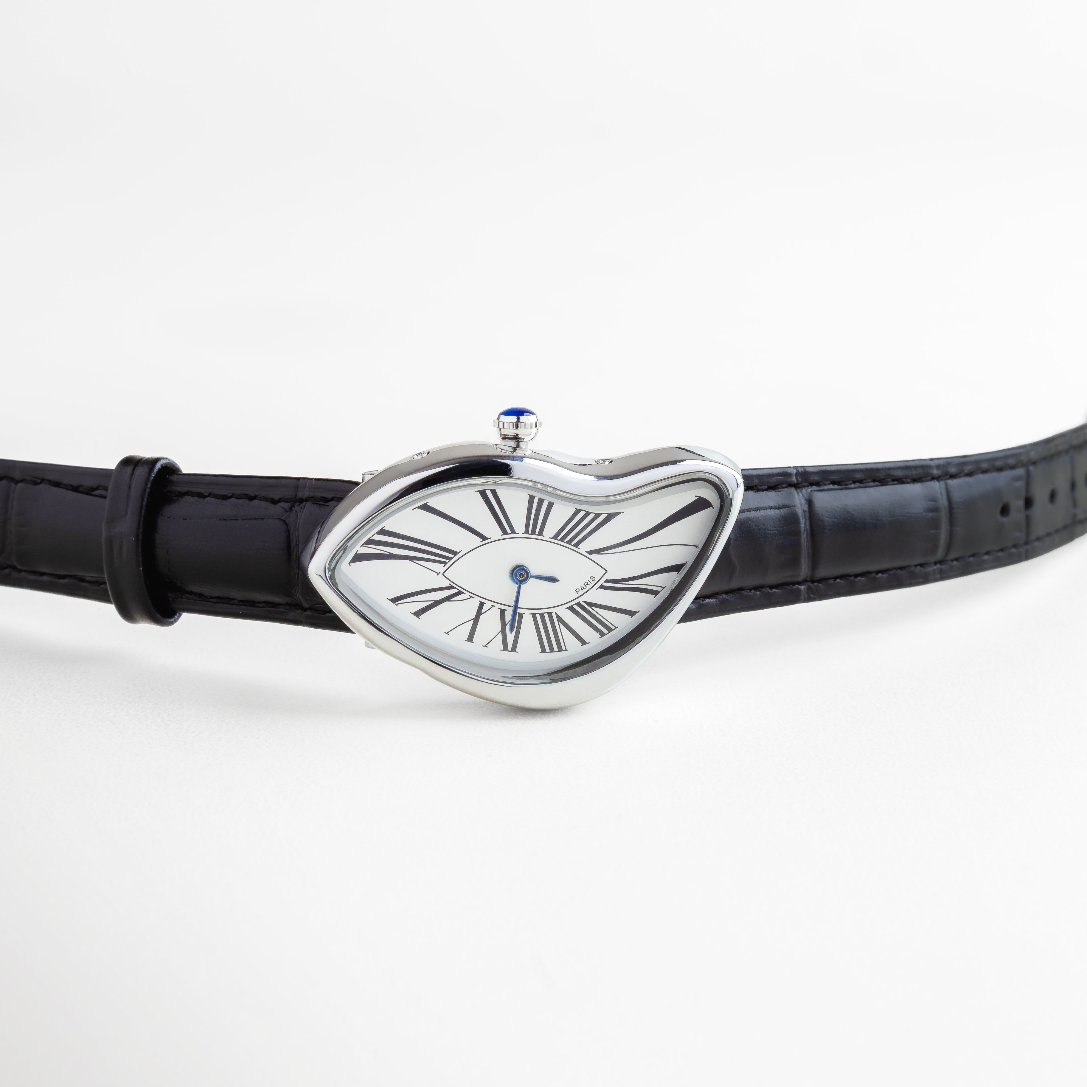 Reloj de movimiento cuarzo con caja de titanio bañada en oro 18K, dial blanco con números romanos y diseño curvado inspirado en el arte surrealista, correa de piel sintética negra ajustable, accesorio contemporáneo y elegante.
