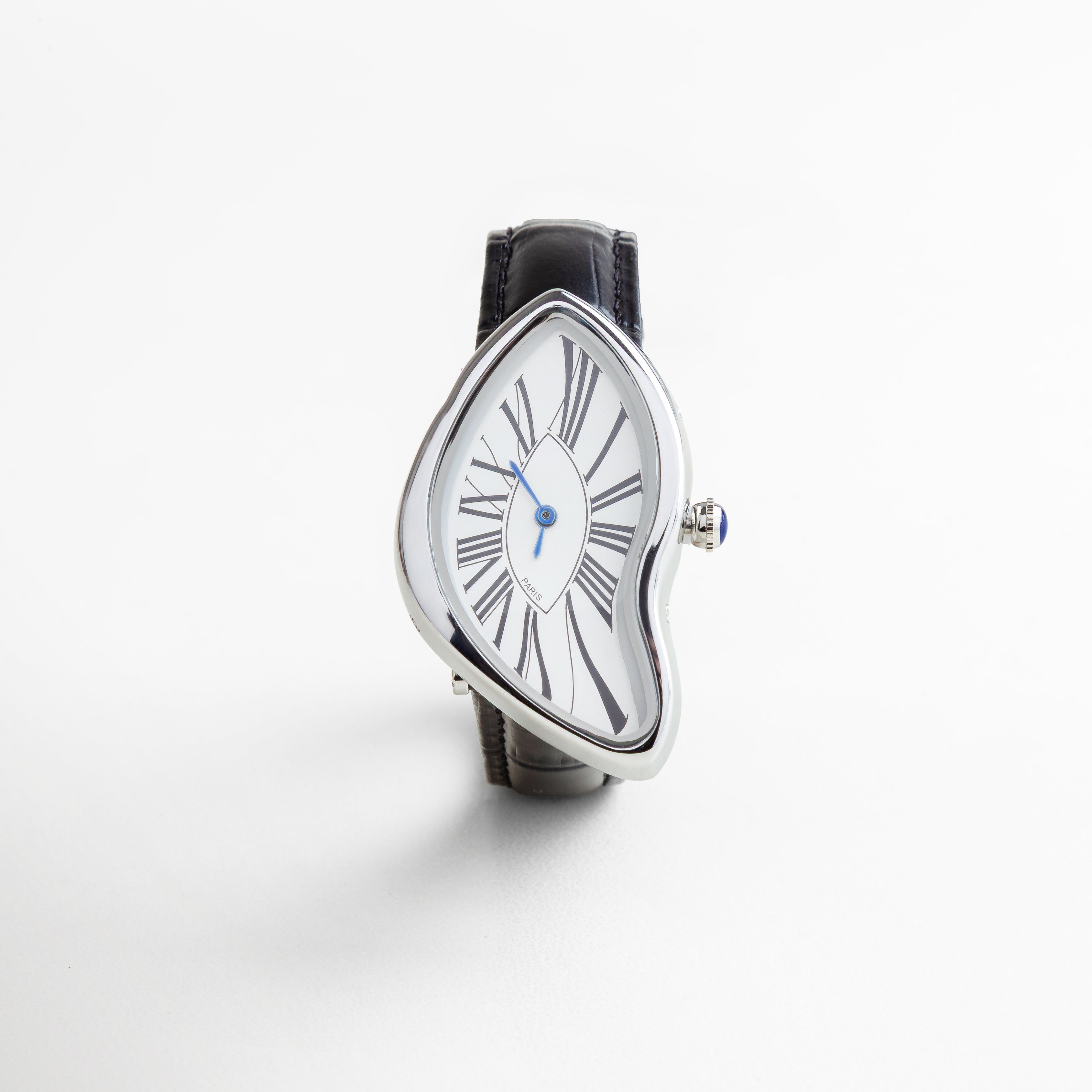 Reloj unisex con caja de acero de titanio, dial blanco de 5 cm con números romanos en negro y manecillas azules, diseño artístico irregular con acabado enchapado en oro 18K y correa negra de piel sintética, estilo moderno y sofisticado.