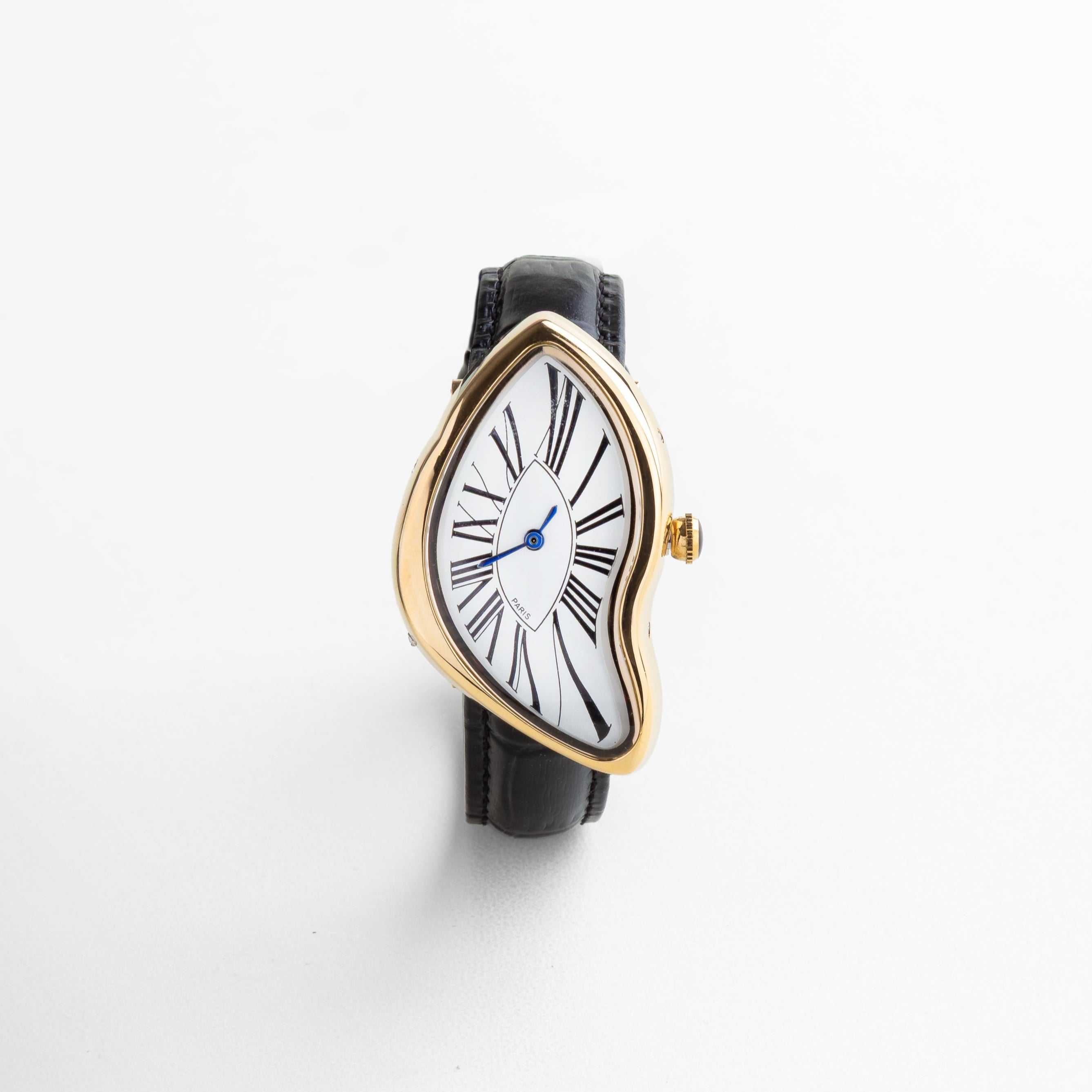Reloj Astratto visto de frente, con carátula dorada de 5 cm y correa negra en piel sintética, diseño artístico y atemporal.
Vista frontal del reloj con números romanos, vitrina dorada y estilo elegante con inspiración clásica. Primer plano del Reloj Astratto con caja dorada y esfera clara, detalles en números romanos y diseño sobrio. Reloj con vitrina grande y correa negra, combinación de estilo artístico y estructura funcional. Reloj de 23 cm con diseño llamativo y equilibrado, ideal para q