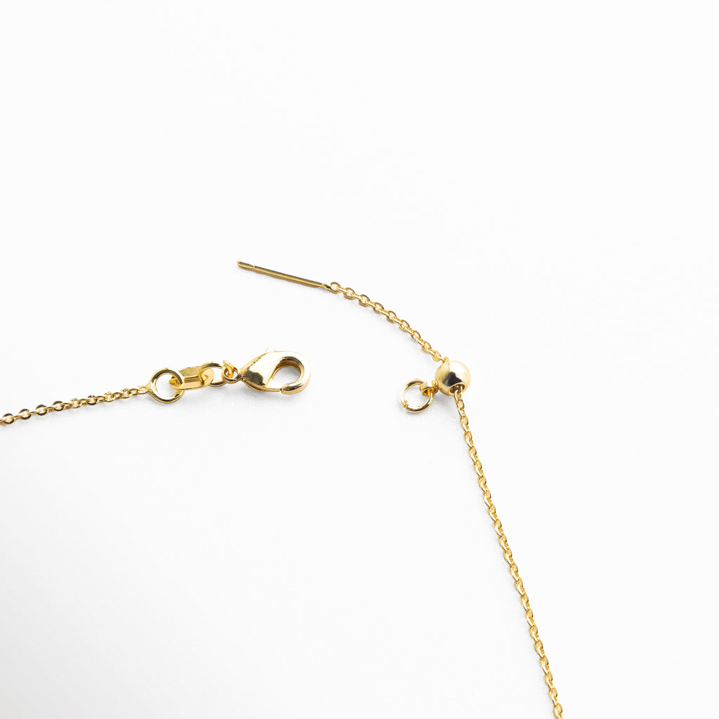 Detalle de eslabones finos de cadena, Close up de cadena con acabado brillante, Cadena ligera de joyería fina, Detalle de textura en collar delicado, Cadena diseñada para charms decorativos
