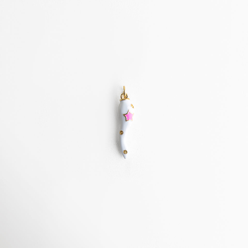Charm de chile blanco con estrellas rosas, Dije de chile esmaltado con detalles en rosa, Charm decorativo con diseño divertido sofisticado, Dije de joyería con forma de chile y estrellas, Charm femenino con acabado pulido y colorido