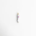 Charm de chile blanco con estrellas rosas, Dije de chile esmaltado con detalles en rosa, Charm decorativo con diseño divertido sofisticado, Dije de joyería con forma de chile y estrellas, Charm femenino con acabado pulido y colorido