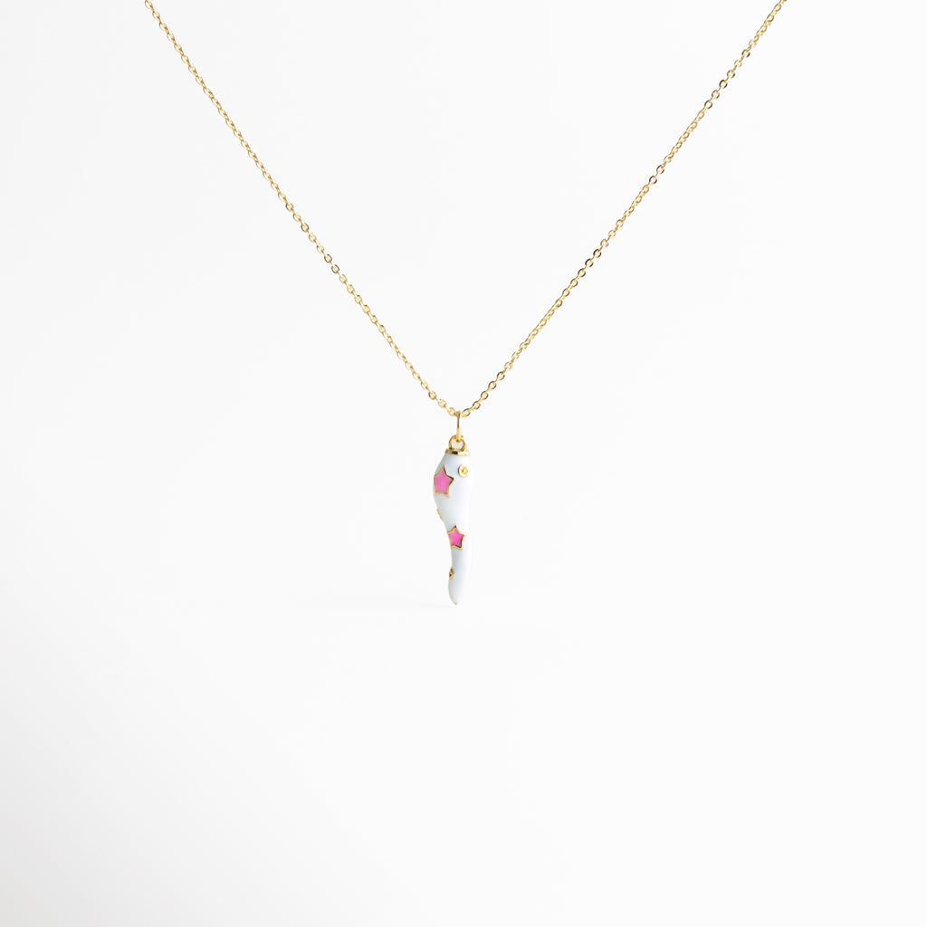 Collar con charm de chile blanco y estrellas rosas, Cadena delicada con dije esmaltado en forma de chile, Collar femenino con charm colorido y moderno, Joyería divertida con toque chic y contemporáneo, Collar con dije decorativo y estética europea