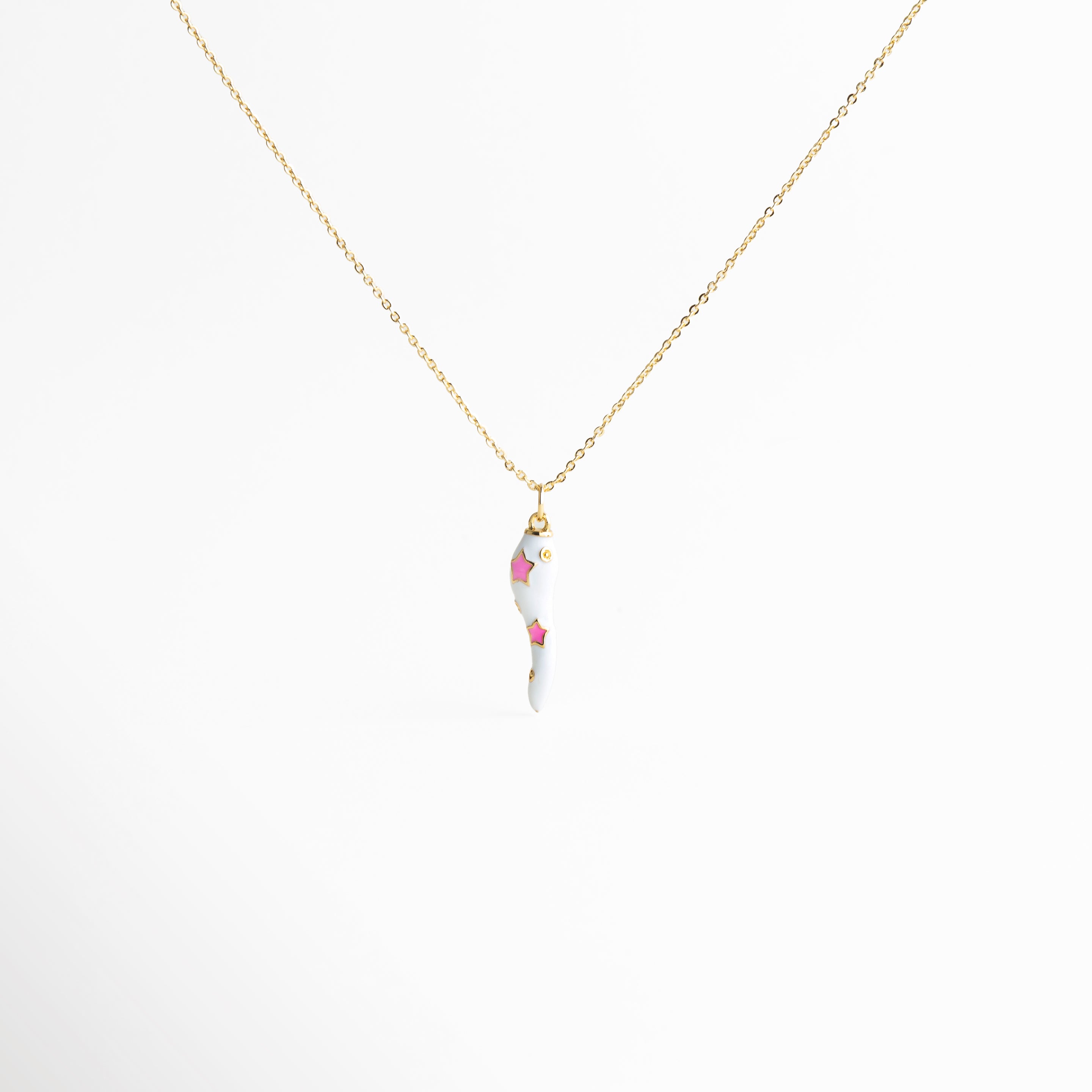 Collar con charm de chile blanco y estrellas rosas, Cadena delicada con dije esmaltado en forma de chile, Collar femenino con charm colorido y moderno, Joyería divertida con toque chic y contemporáneo, Collar con dije decorativo y estética europea