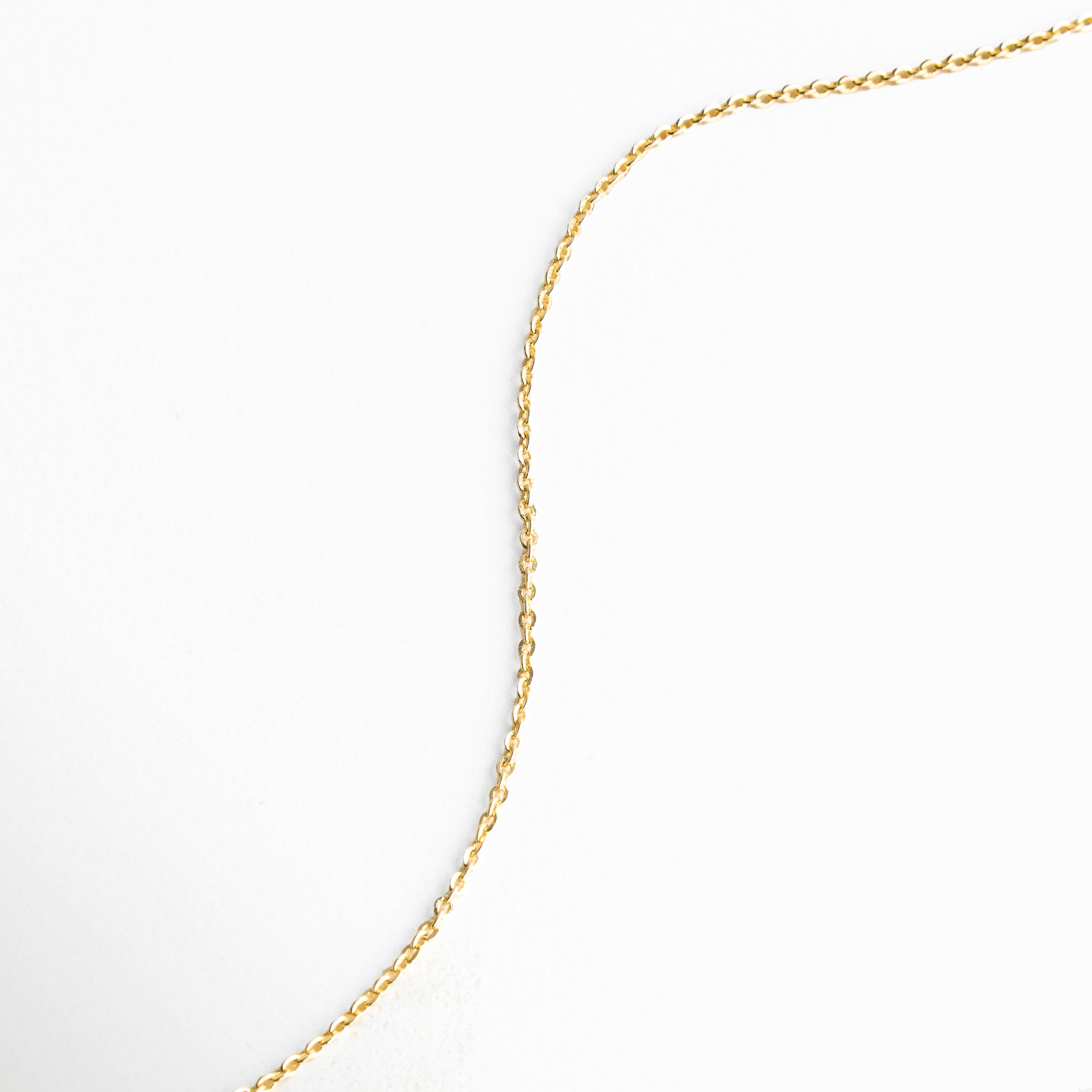 Cadena fina para collar con acabado pulido, Cadena delicada ideal para charms, Collar minimalista de joyería femenina, Cadena elegante para uso diario, Joyería básica para layering de collares