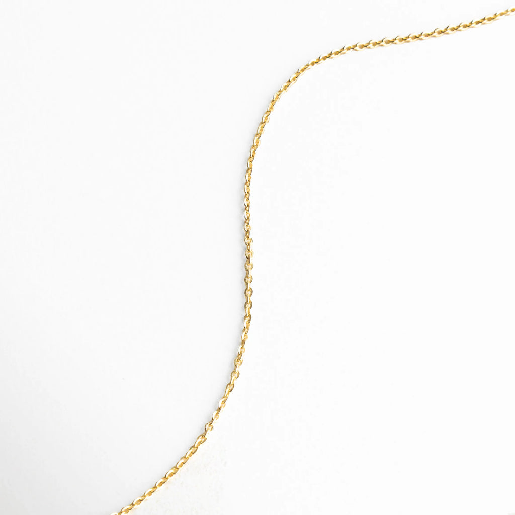 cadena dorada delgada para charms estilo minimalista
collar base para charms acabado brillante elegante
cadena fina dorada adaptable para dijes y charms
collar tipo eslabón pequeño ideal para personalizar charms
cadena dorada ligera para layering y charms