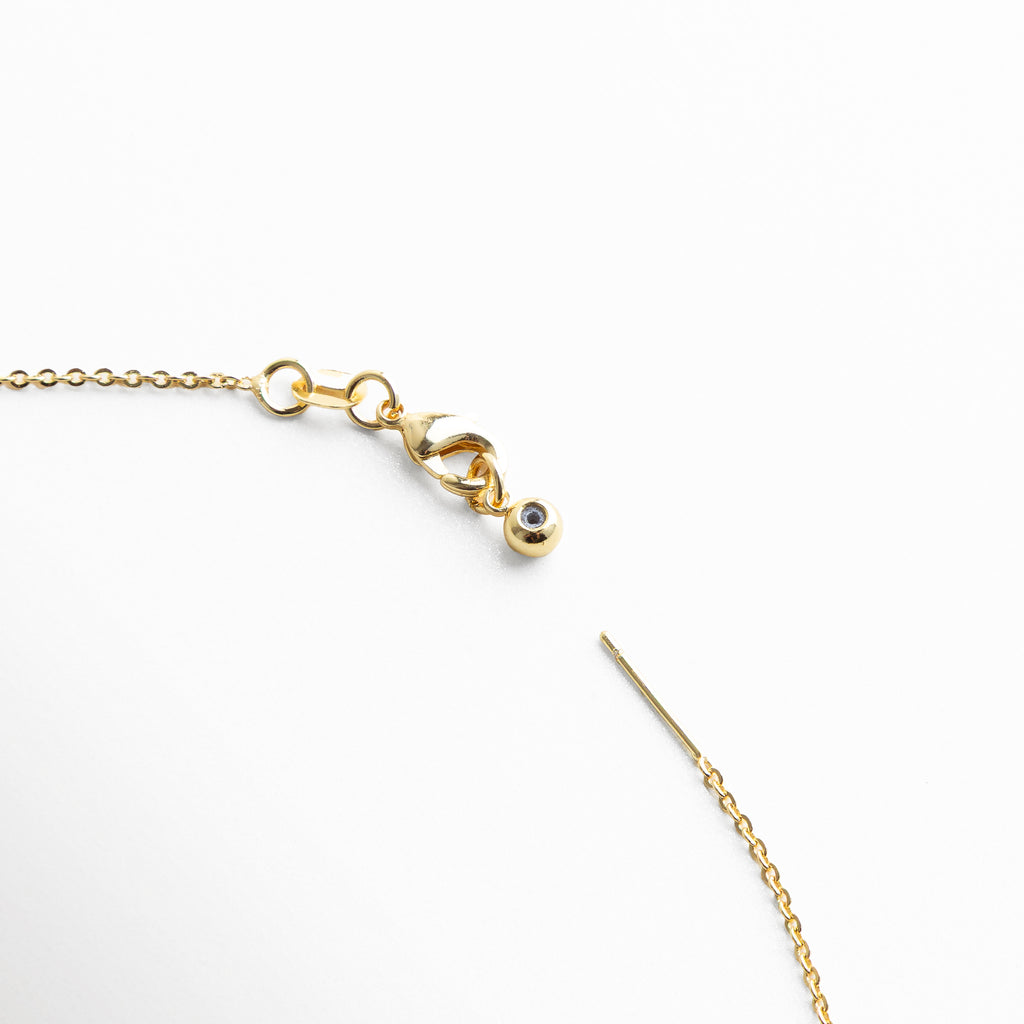 Broche de collar con cierre seguro, Detalle de broche metálico para joyería, Cierre de collar resistente y discreto, Broche de joyería con acabado pulido, Sistema de cierre cómodo para uso diario