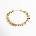Pulsera dorada compuesta por estrellas en relieve, intercaladas con zirconias que aportan un brillo sutil y sofisticado. Su estructura articulada permite que se adapte con suavidad a la muñeca, ideal para elevar cualquier look con un toque de luz y delicadeza.