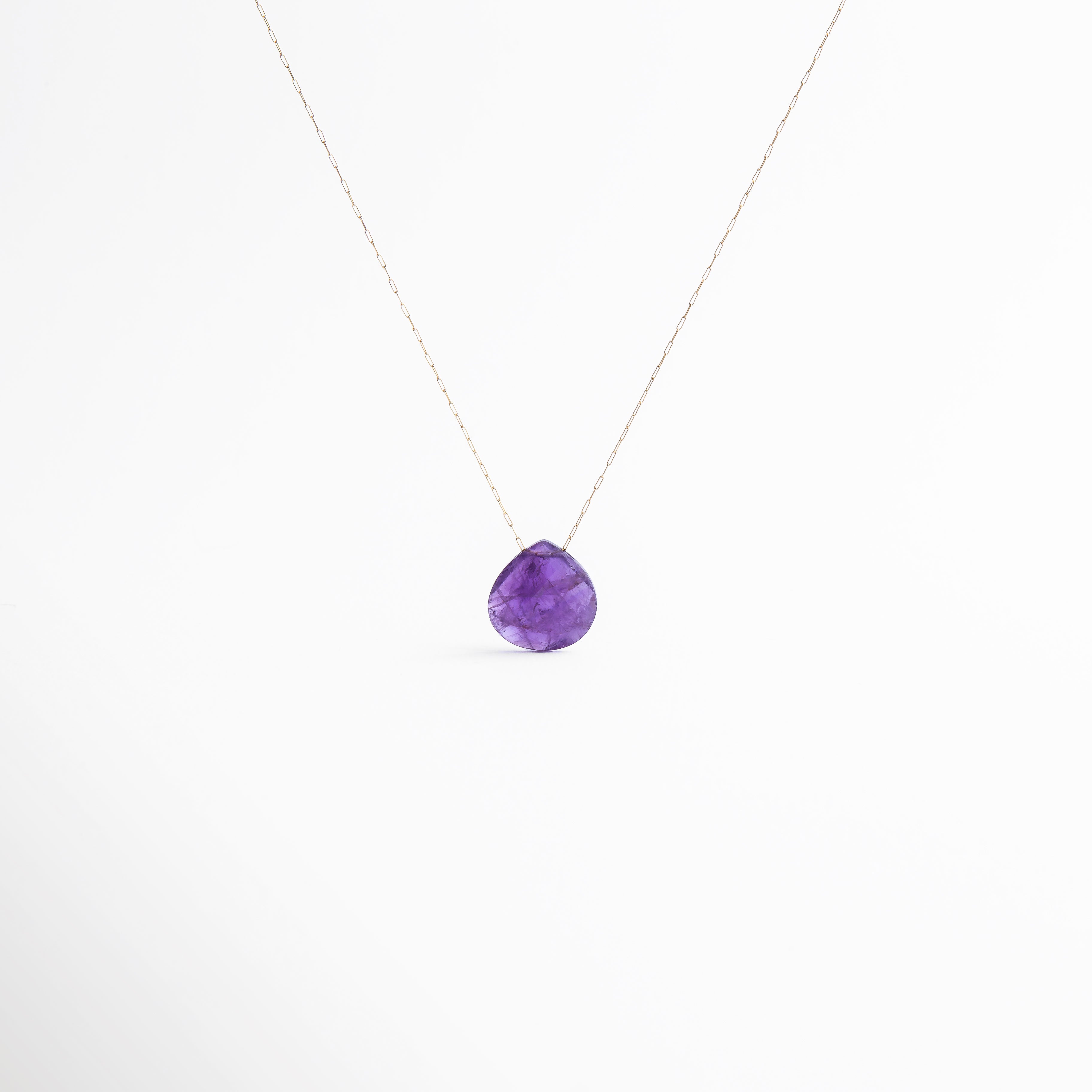 Collar con cuarzo amatista natural en forma de gota, un diseño delicado y elegante que aporta armonía y energía positiva. Su cadena delgada bañado en oro realza la belleza de la piedra, ideal para quienes buscan un accesorio con significado espiritual y estilo minimalista.
