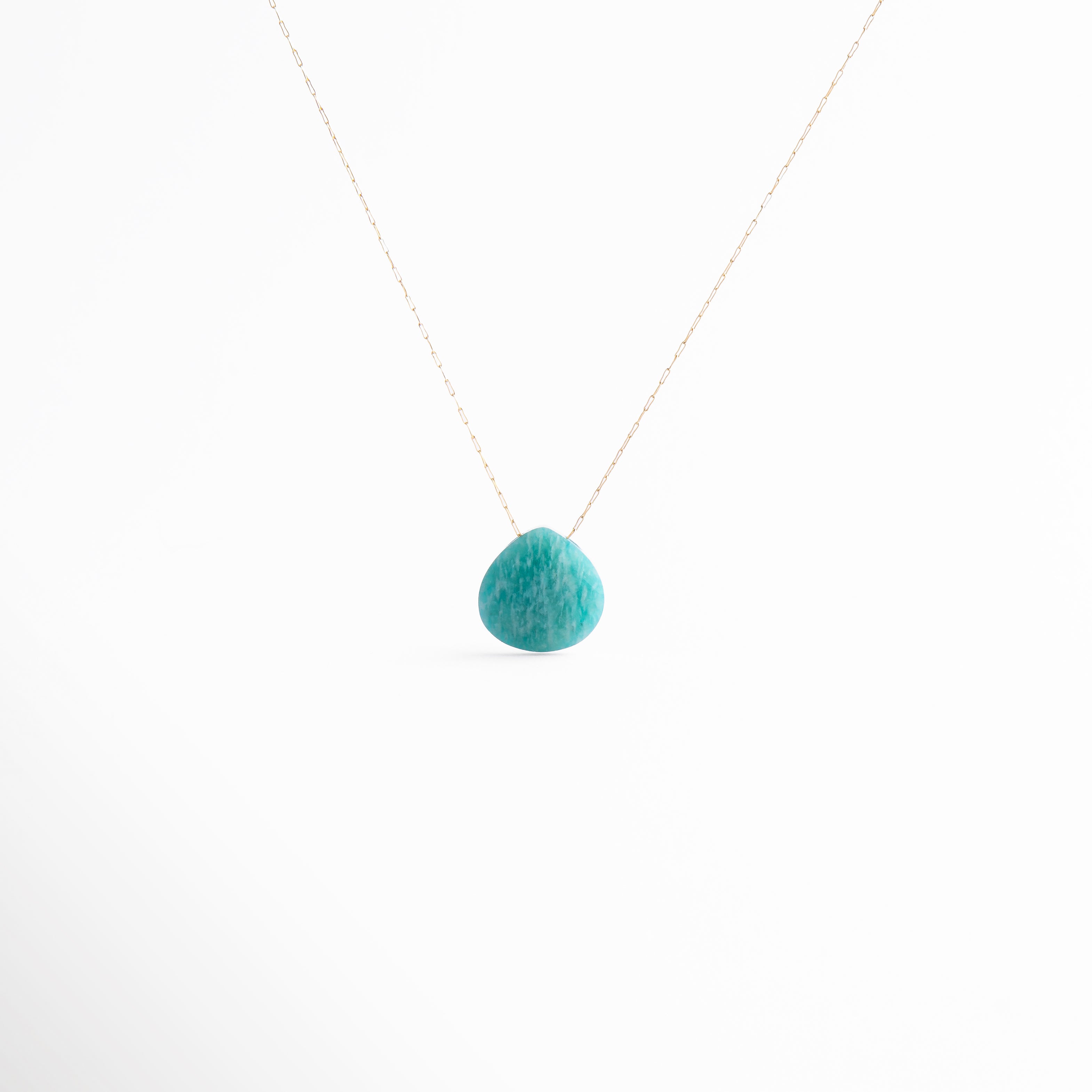 Collar con piedra natural ojo de tigre en corte gota, diseño minimalista y elegante. La cadena dorada resalta el tono cálido del cuarzo, perfecto para atraer fuerza y protección.