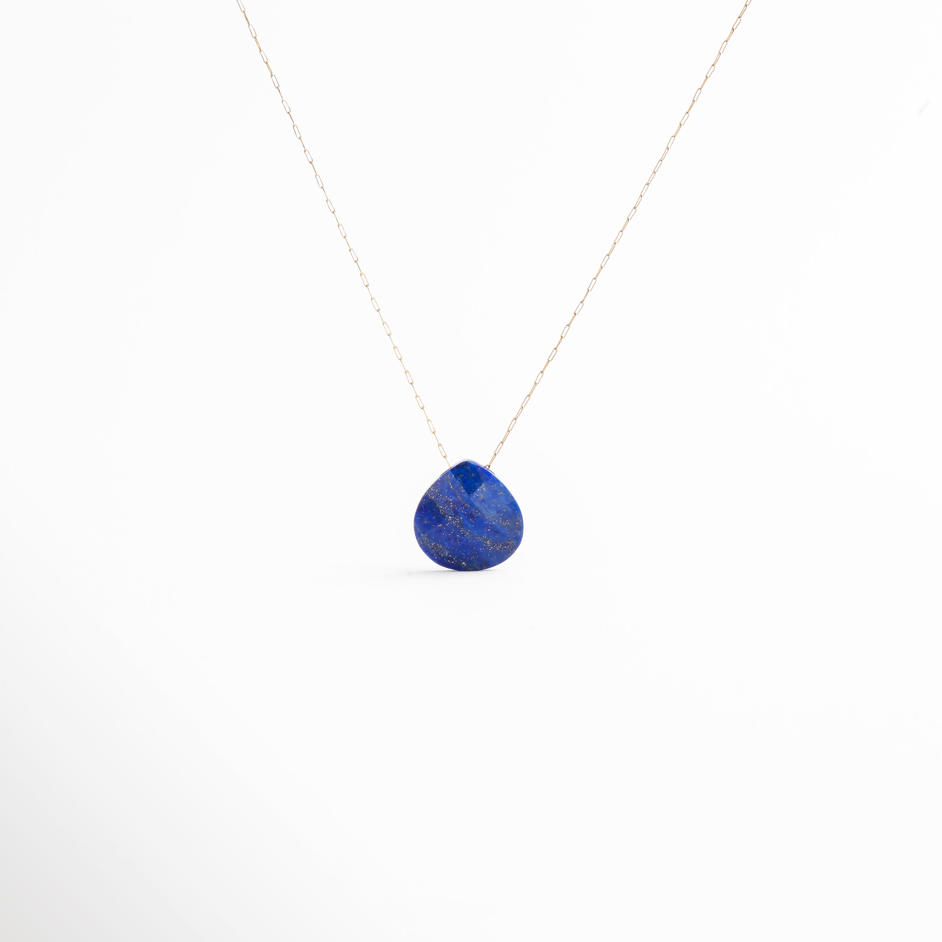 collar cuarzo azul, collar piedra natural azul, collar delicado con cuarzo, collar minimalista azul, joyería fina con piedra natural, collar elegante azul