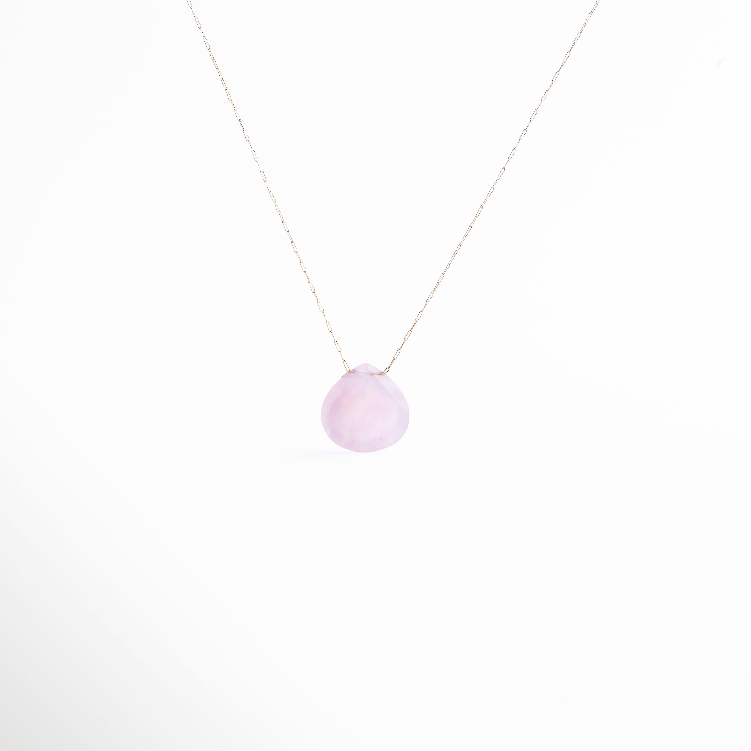 Collar con cadena dorada y colgante de cuarzo rosa natural, elegante y delicado, ideal para un estilo romántico y minimalista.