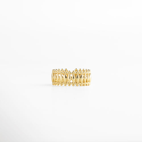 Anillo dorado con patrón geométrico entrelazado y bordes de esferas, recubrimiento en oro 18K, diseño ancho de 0.8 cm ajustable y elegante.