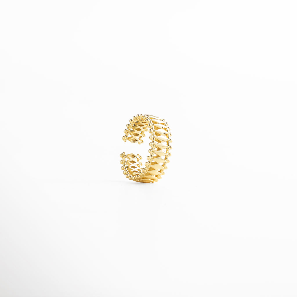 Anillo ajustable en dorado con diseño geométrico y textura de esferas, acabado en oro 18K, estilo moderno y sofisticado para uso diario.
