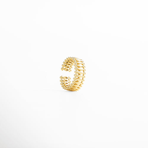 Anillo ajustable en dorado con diseño geométrico y textura de esferas, acabado en oro 18K, estilo moderno y sofisticado para uso diario.