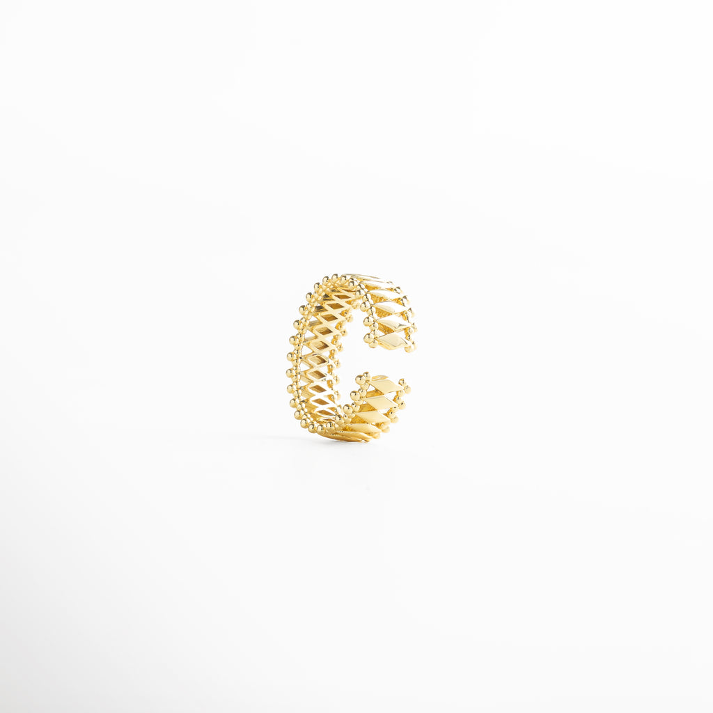 Anillo abierto en dorado con acabado en oro 18K, estilo contemporáneo con detalles en relieve y ajuste flexible, ideal para combinar con otros accesorios.