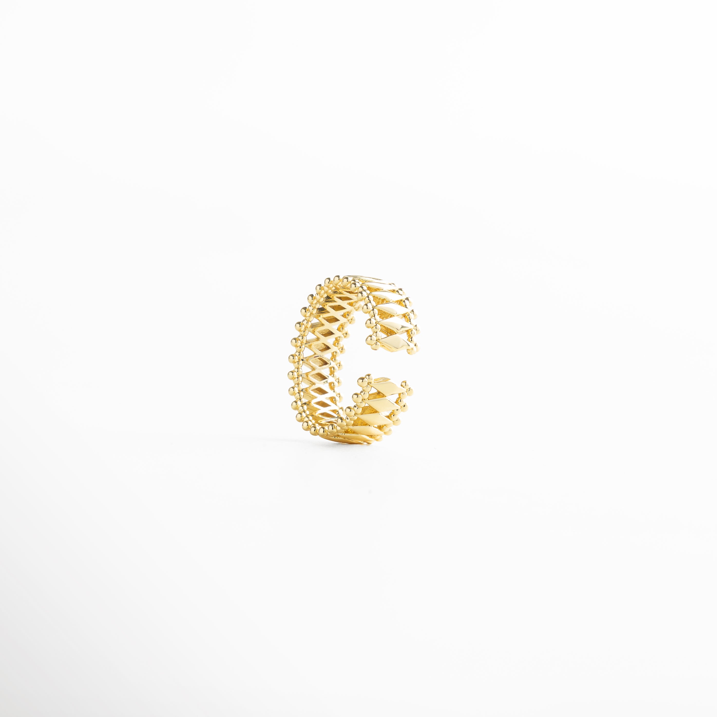 Anillo abierto en dorado con acabado en oro 18K, estilo contemporáneo con detalles en relieve y ajuste flexible, ideal para combinar con otros accesorios.