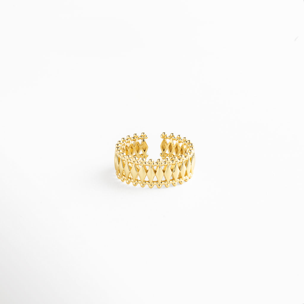 Anillo de cobre con baño en oro 18K y diseño moderno de entramado con textura de esferas, pieza atemporal y versátil para looks casuales o formales.