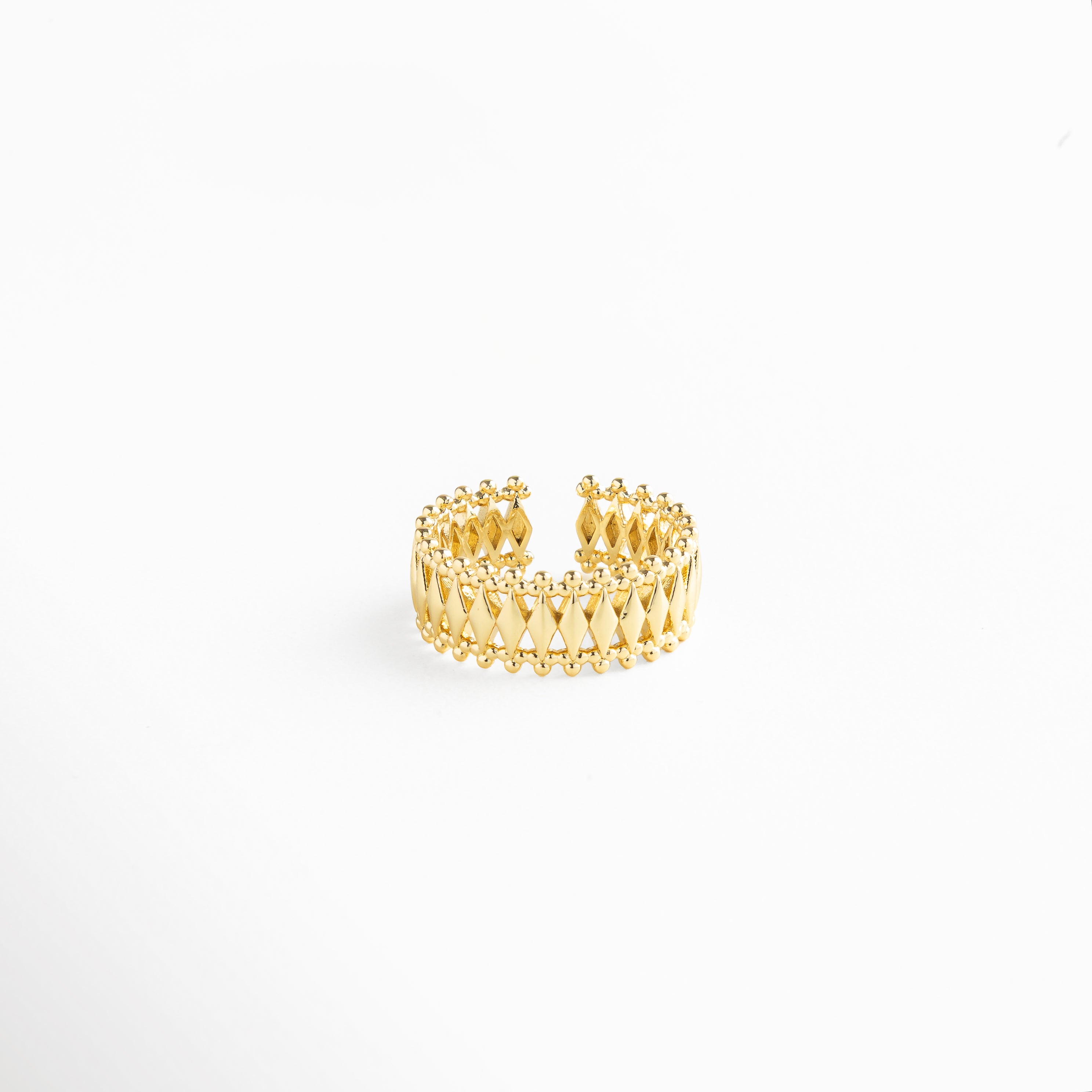 Anillo de cobre con baño en oro 18K y diseño moderno de entramado con textura de esferas, pieza atemporal y versátil para looks casuales o formales.