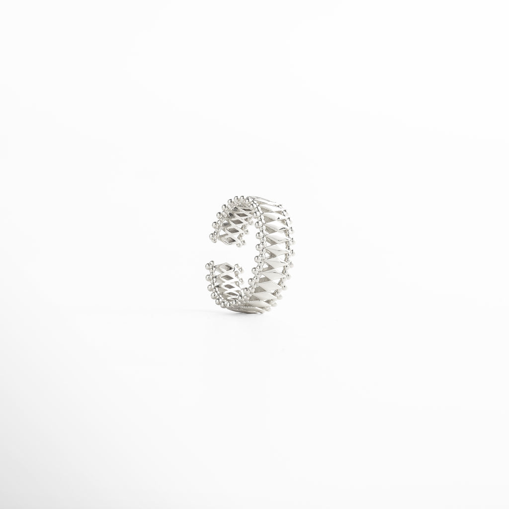 Anillo ajustable en plata con diseño geométrico y textura de esferas, acabado en oro blanco 18K, estilo moderno y sofisticado para uso diario.
