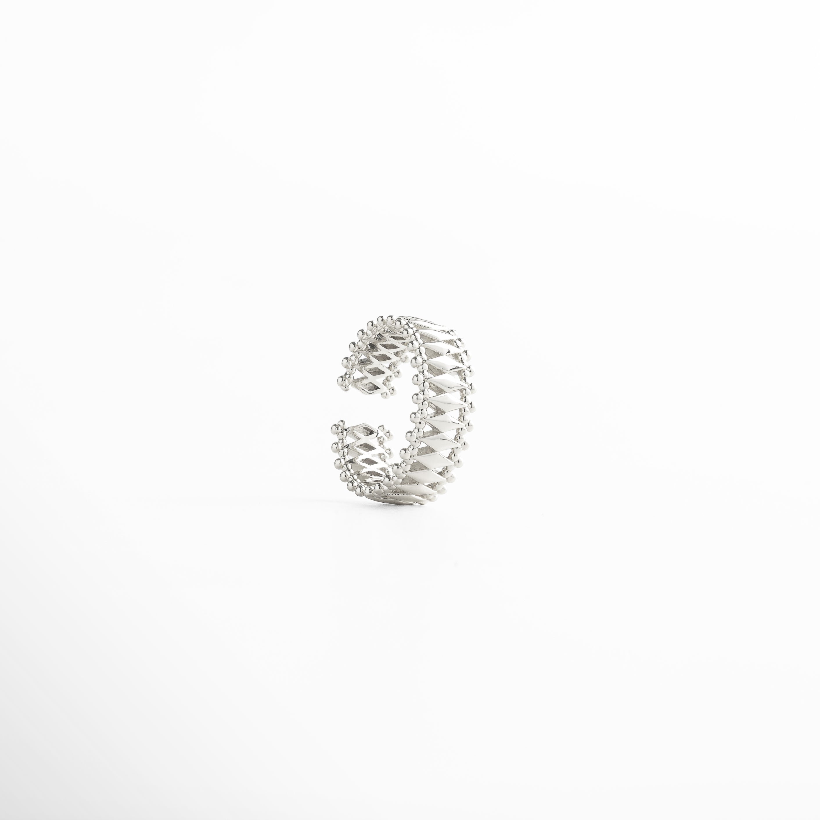 Anillo ajustable en plata con diseño geométrico y textura de esferas, acabado en oro blanco 18K, estilo moderno y sofisticado para uso diario.