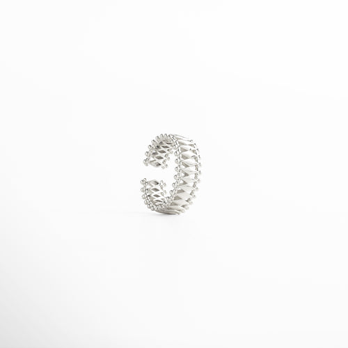 Anillo ajustable en plata con diseño geométrico y textura de esferas, acabado en oro blanco 18K, estilo moderno y sofisticado para uso diario.