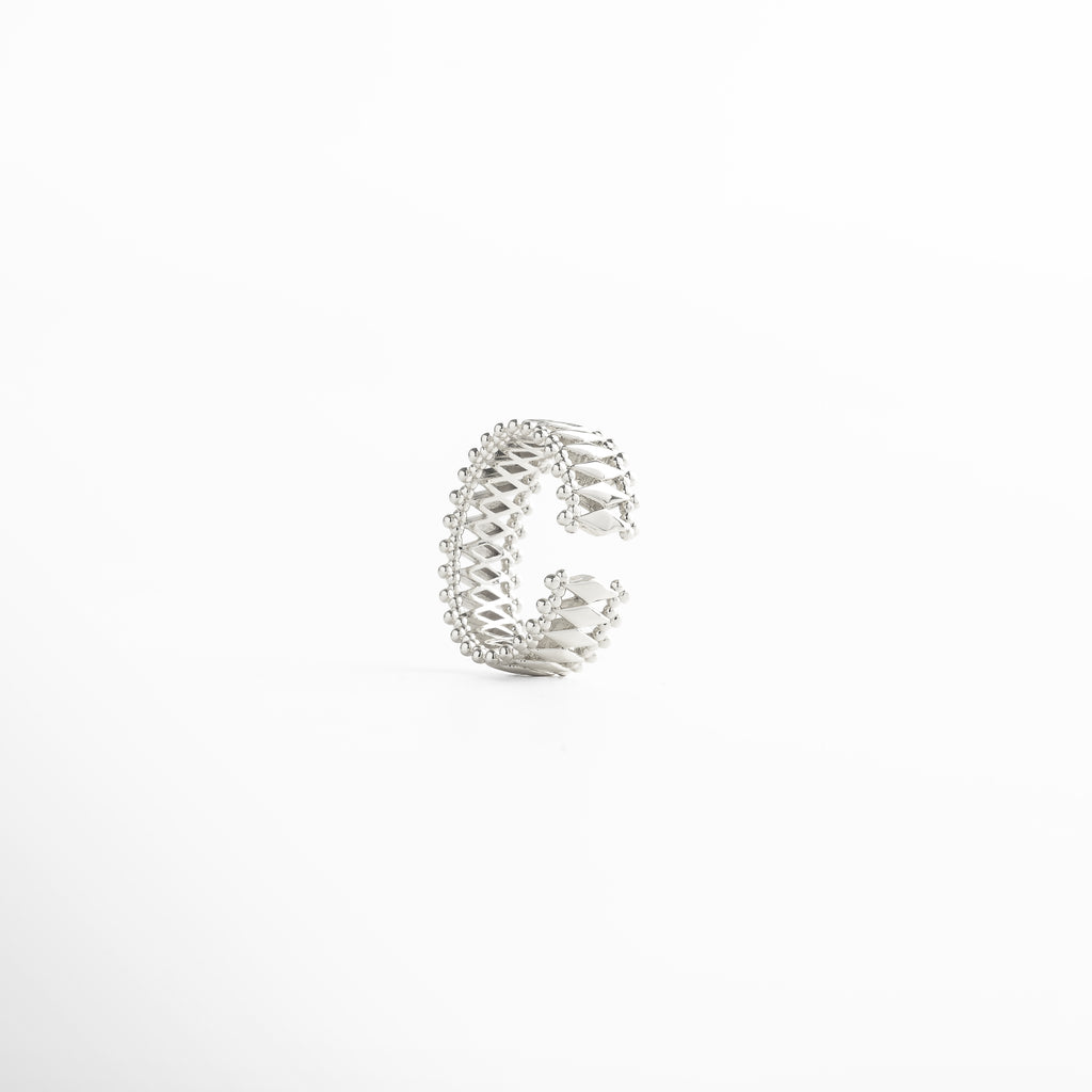 Anillo de cobre bañado en oro blanco 18K con diseño moderno de entramado y textura de esferas, pieza atemporal y versátil para looks casuales o formales.