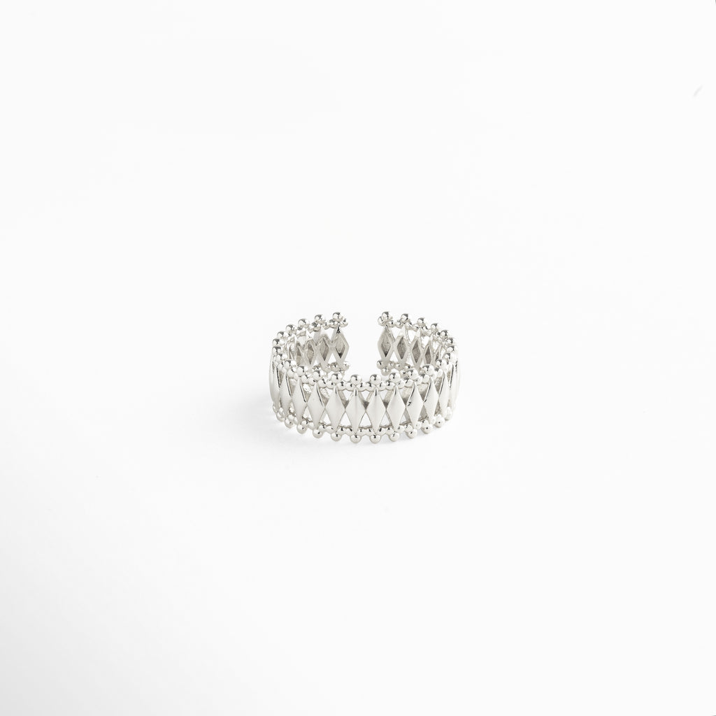 Anillo abierto de plata con acabado en oro blanco 18K, estilo contemporáneo con detalles en relieve y ajuste flexible, ideal para combinar con otros accesorios.